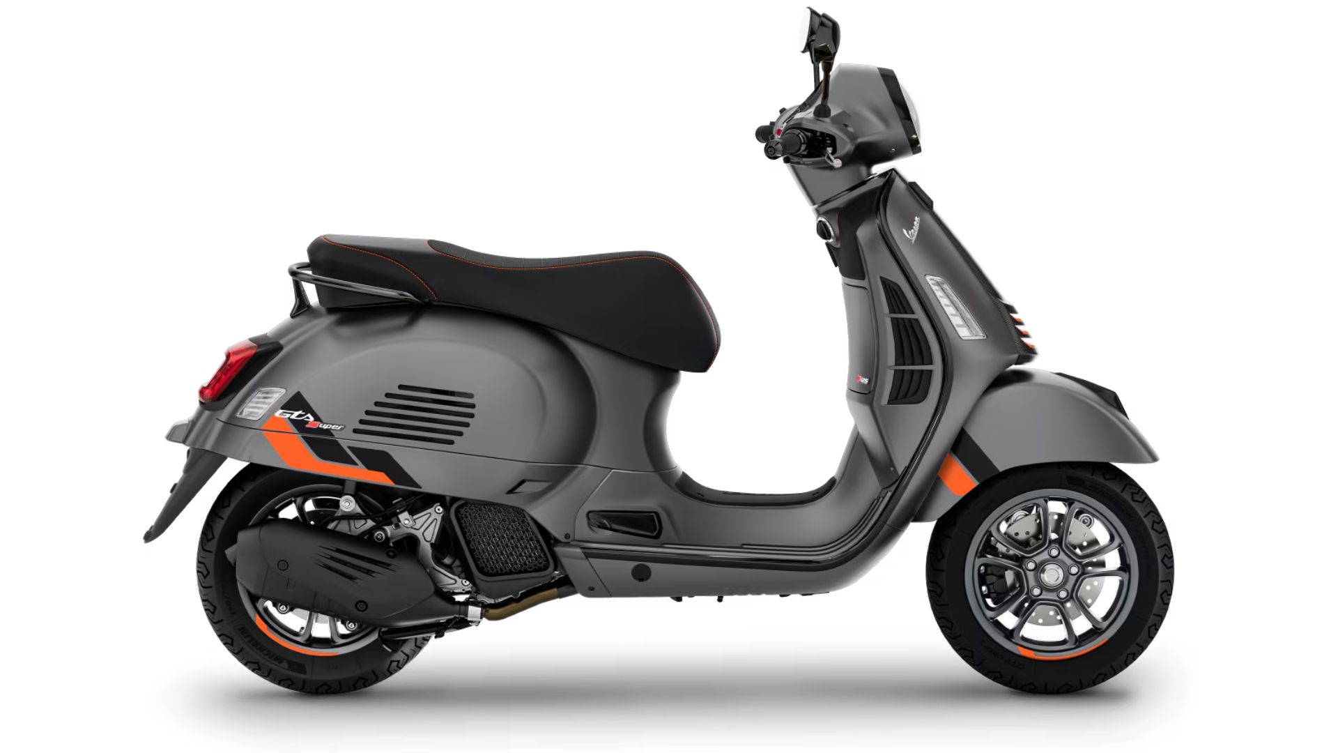 Sprednji pogled na Vespa GTS SuperSport 125 z dinamičnim dizajnom in visokokakovostnimi komponentami.