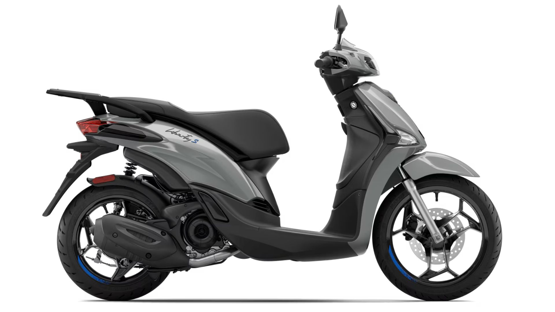 Pogled z boka na Piaggio Liberty S 50 ob sončnem zahodu