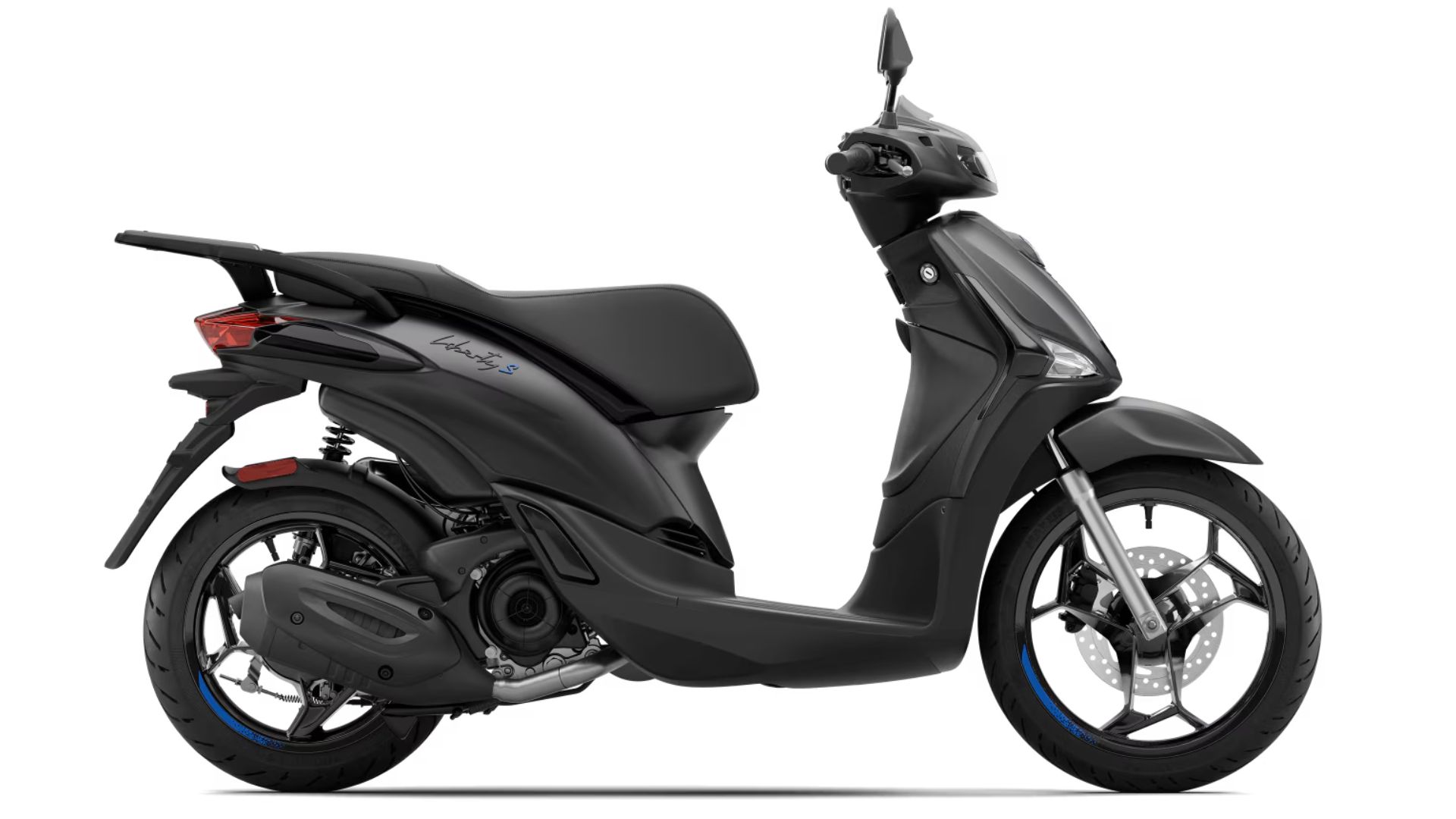 Pogled z boka na Piaggio Liberty S 50 ob sončnem zahodu