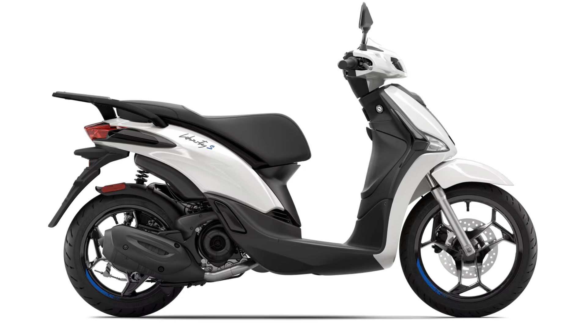 Pogled z boka na Piaggio Liberty S 50 ob sončnem zahodu