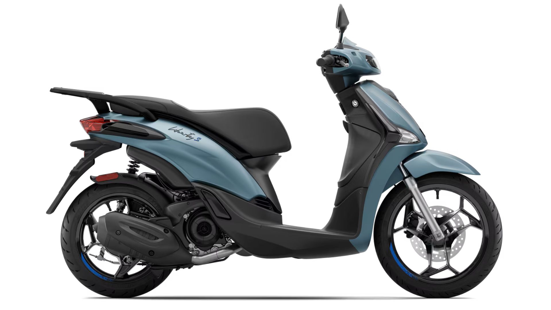 Pogled z boka na Piaggio Liberty S 50 ob sončnem zahodu