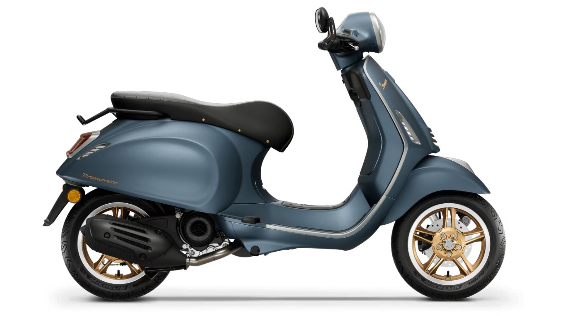 Stranski profil mat modrega skuterja Vespa z zlato obrobljenimi platišči in črnim sedežem na belem studijskem ozadju