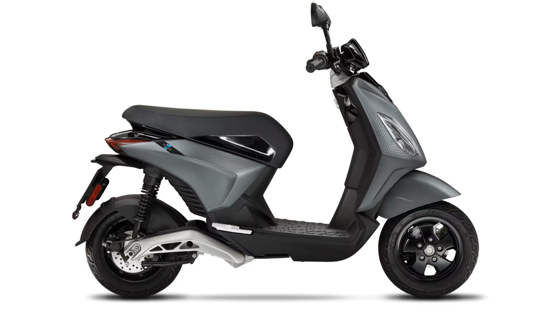 Električni skuter Piaggio 1 v enotni temno sivi barvi, prikazan v levem bočnem profilu na belem ozadju.