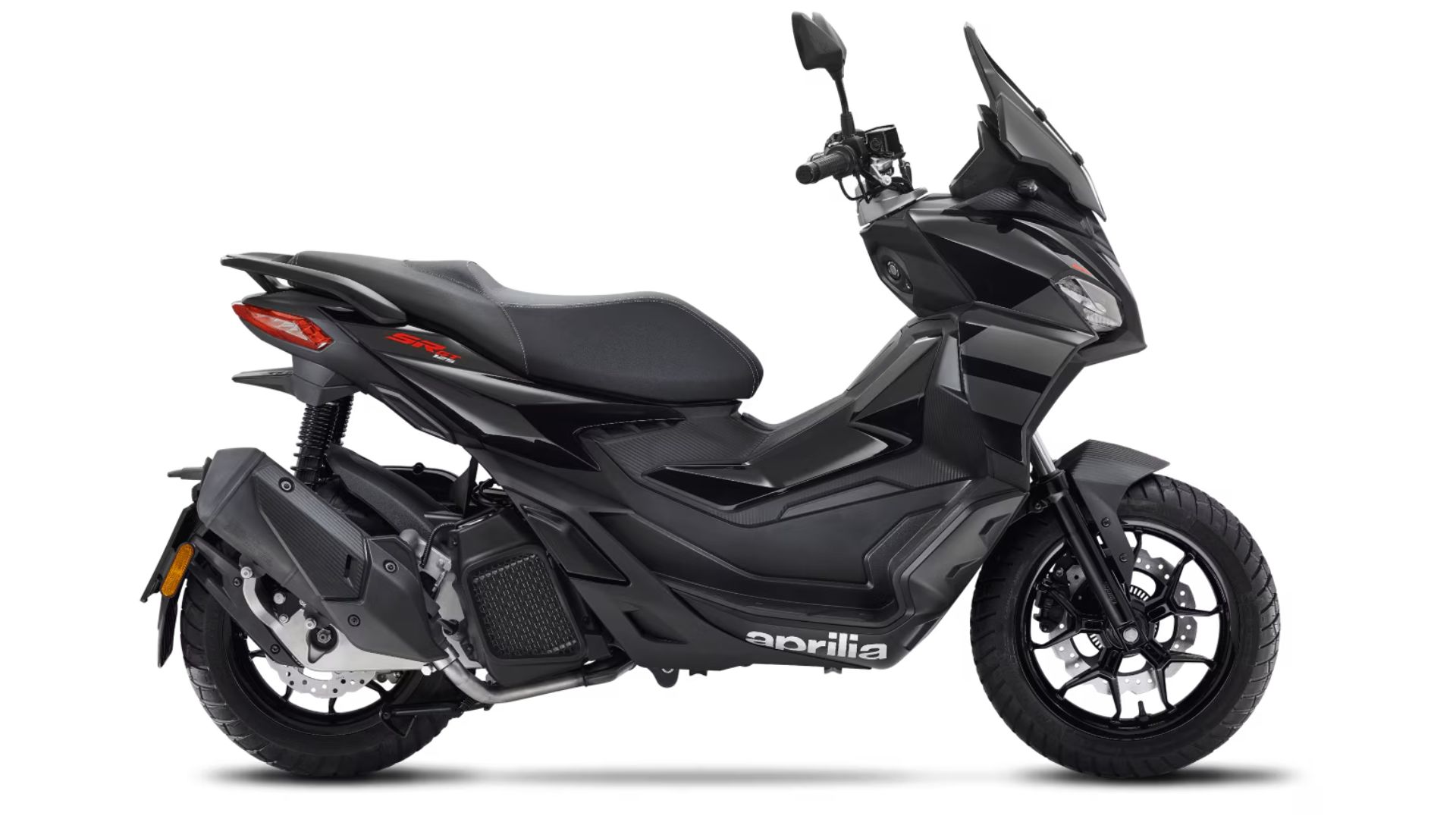 Črni skuter Aprilia SR GT 200, fotografiran od strani na beli podlagi; vidne so ostre linije karoserije, aluminijasta platišča in napis ‘aprilia’ na spodnjem delu oklepa.