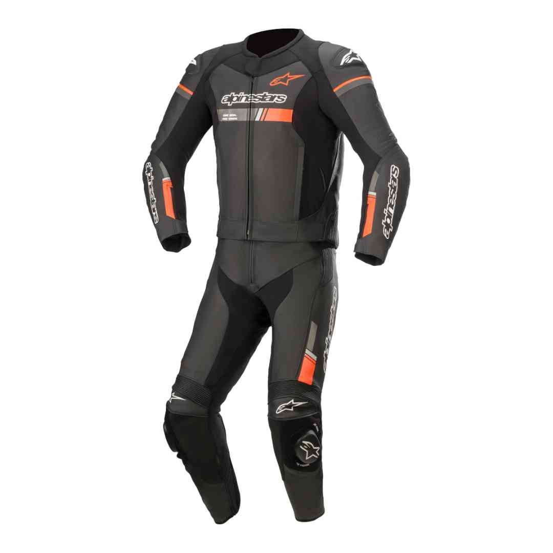Alpinestars GP Force Chaser dvodelni usnjeni kombinezon – pogled od spredaj (črno-rdeč)