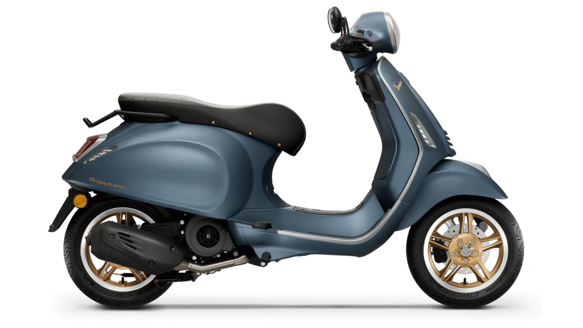 Stranski profil mat modrega skuterja Vespa z zlato obrobljenimi platišči in črnim sedežem na belem studijskem ozadju