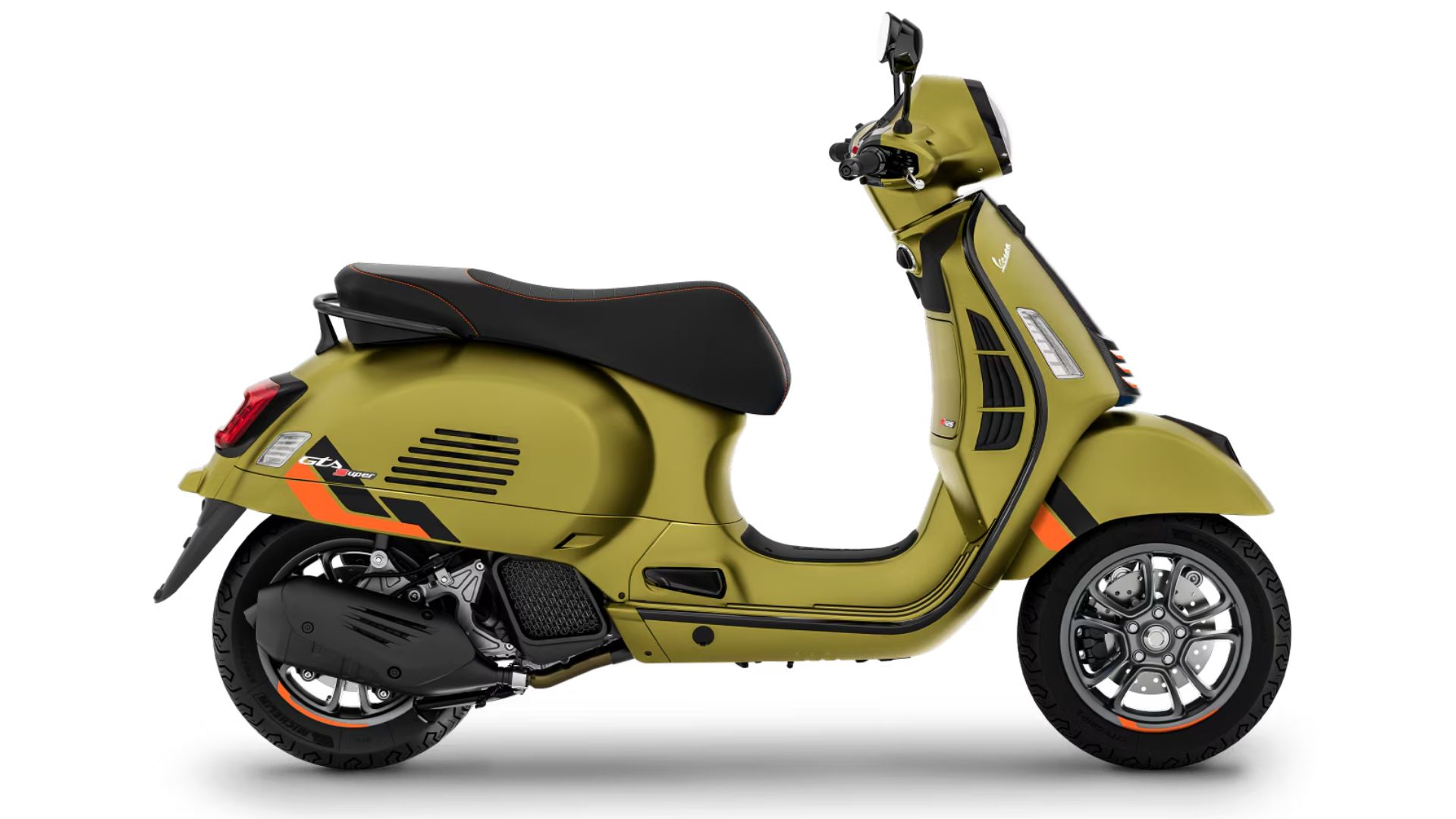 Stranski pogled na skuter Vespa, model GT, v vojaški zeleni barvi, z oranžnimi poudarki na telesu in kolesih, ki poudarjajo športen in dinamičen videz.