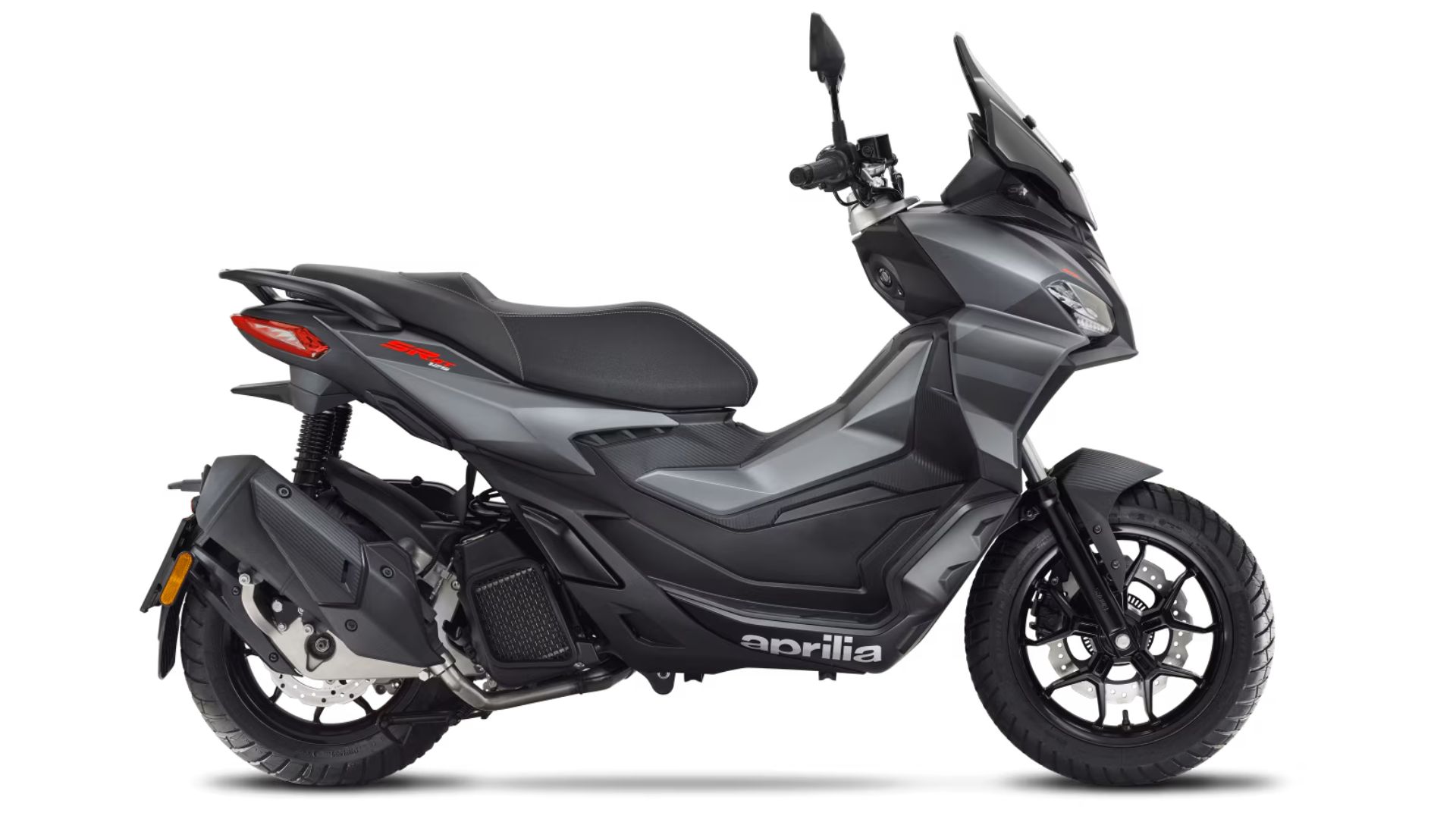 Siv skuter Aprilia SR GT 200, fotografiran od strani na beli podlagi; vidne so ostre linije karoserije, aluminijasta platišča in napis ‘aprilia’ na spodnjem delu oklepa.