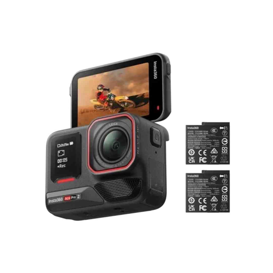Akcijska kamera Insta360 Ace Pro 2 s preklopnim zaslonom, prikazuje vozača motocrossa; pored kamere su prikazane dvije rezervne baterije.