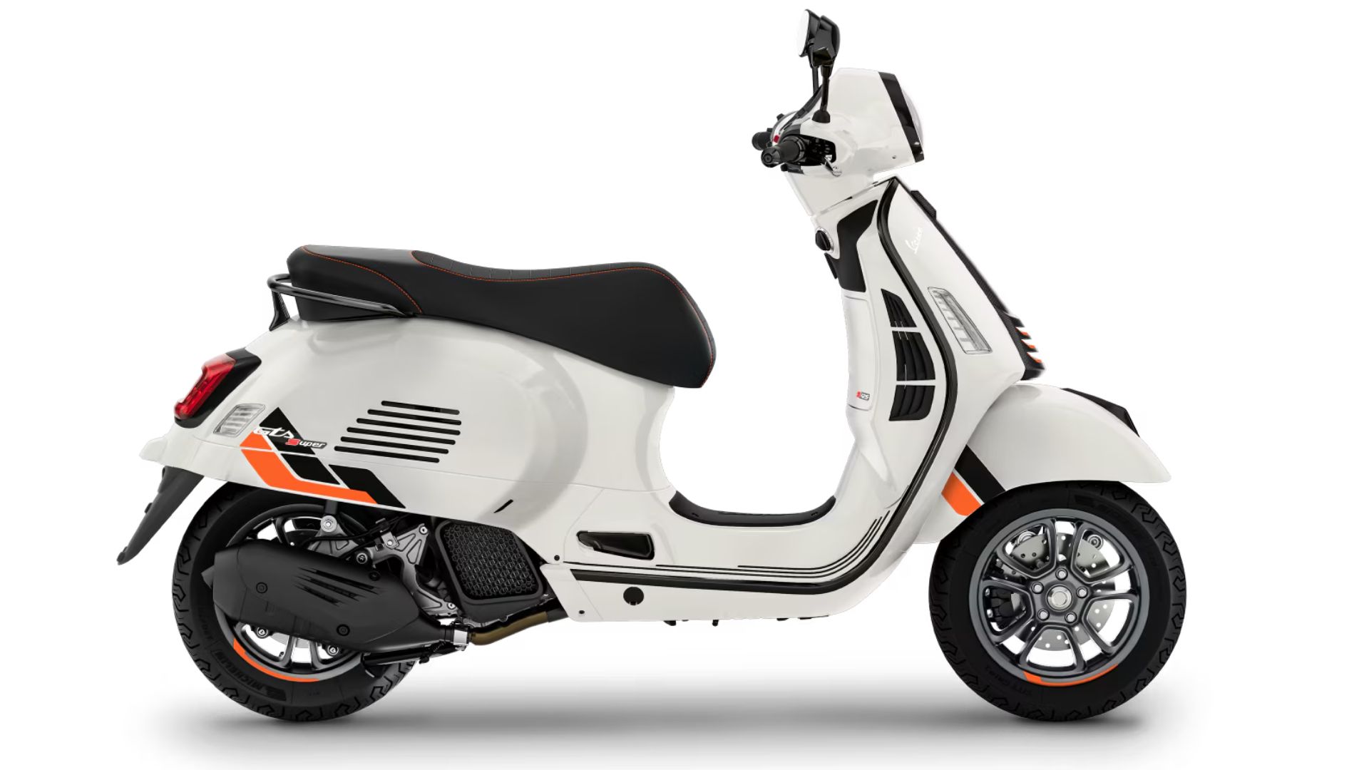 Sprednji pogled na Vespa GTS SuperSport 125 z dinamičnim dizajnom in visokokakovostnimi komponentami.