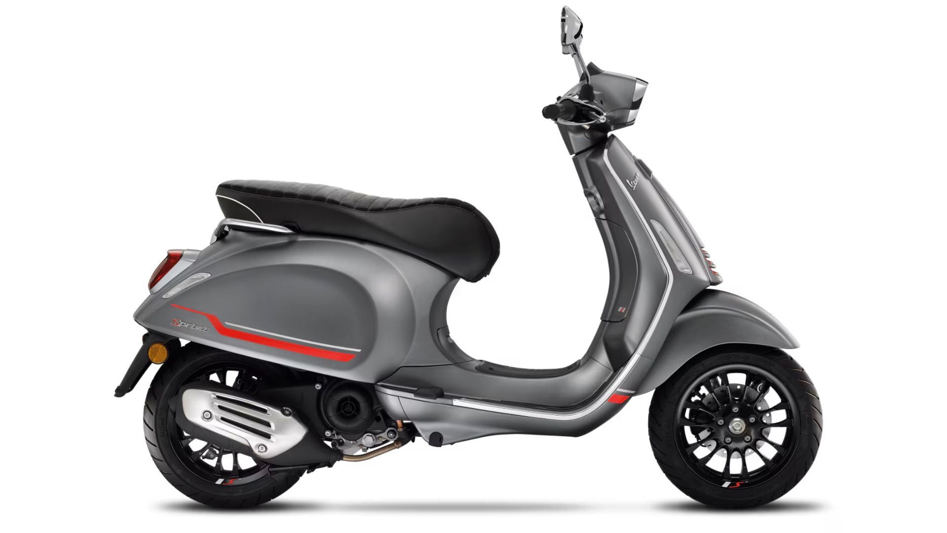 Stranski pogled na skuter Vespa Sprint v sivi barvi z rdečimi poudarki, ki prikazuje eleganten dizajn z modernim sedežem in črnimi kolesi z litimi platišči.
