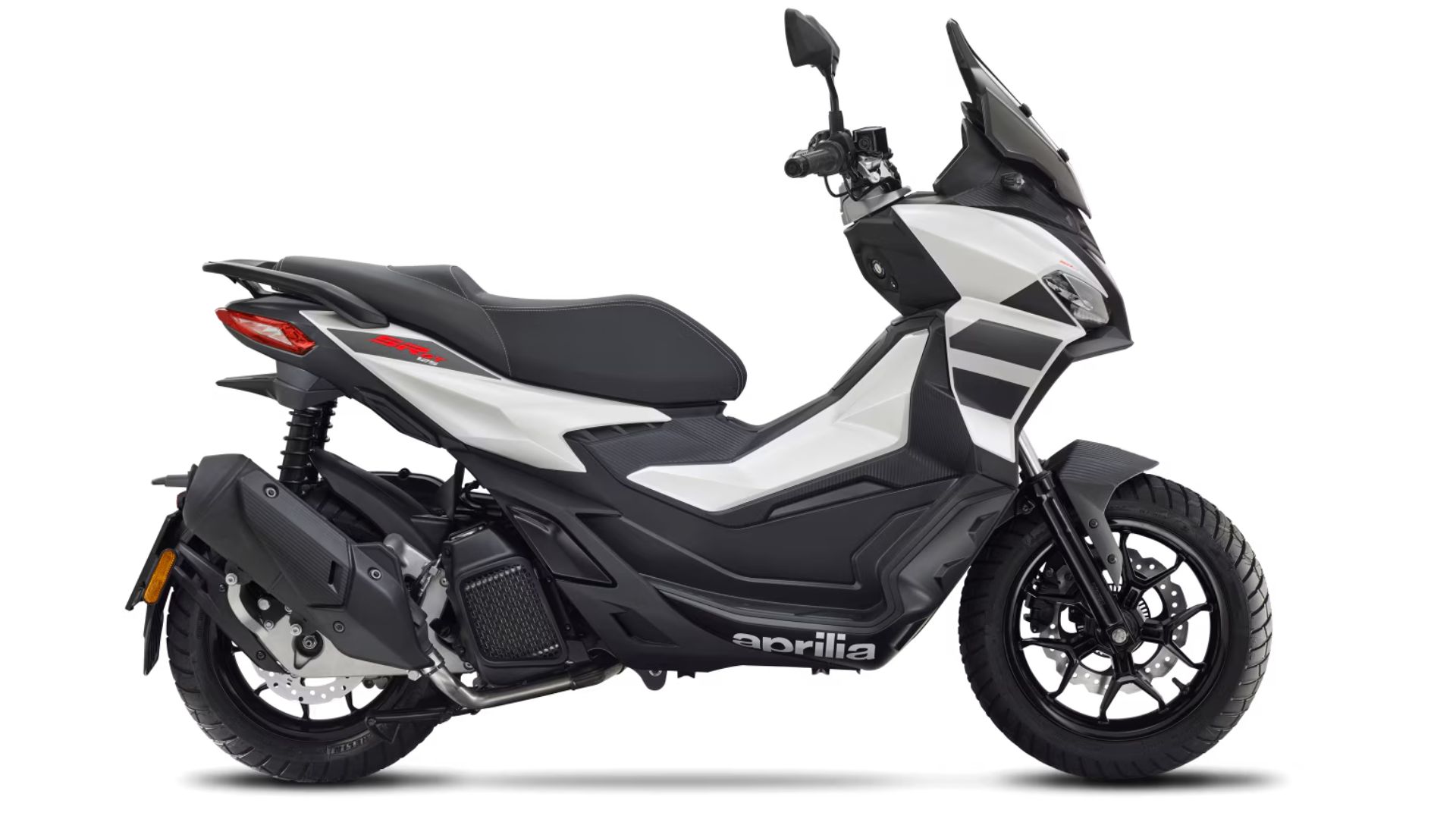 Belo-črni skuter Aprilia SR GT 200, posnet od strani na beli podlagi; izrazite ostre linije karoserije in logotip ‘aprilia’ na spodnji oplati