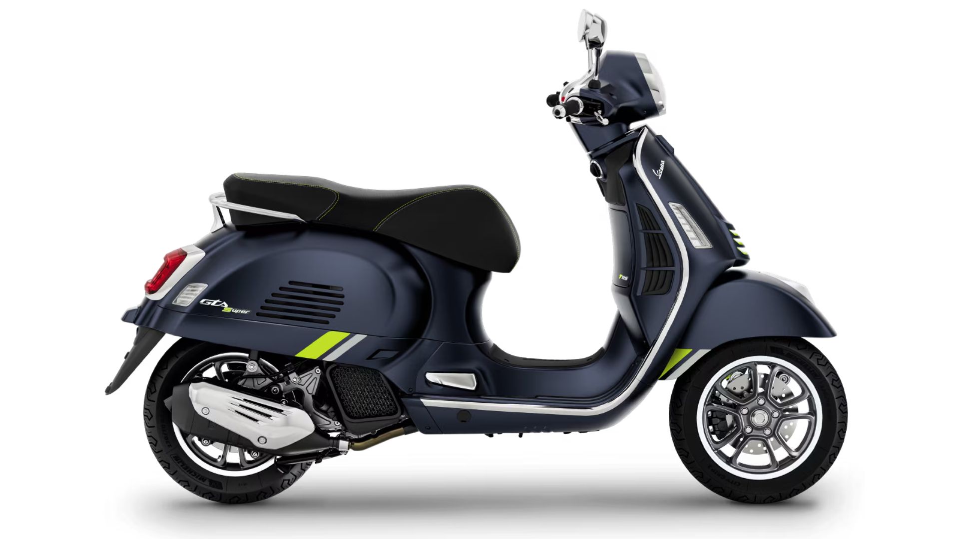 Stranski pogled na skuter Vespa model GT, ki prikazuje eleganten dizajn s sodobnim okvirjem in modernimi barvnimi poudarki v zeleni in beli barvi.