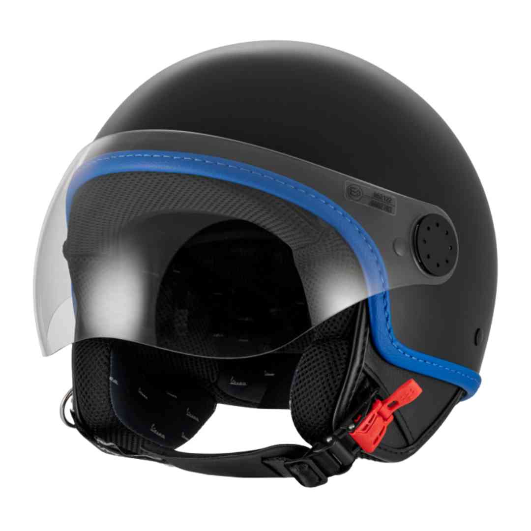 Prednji pogled na mat crnu kacigu Vespa Visor Demi-Jet 4.0