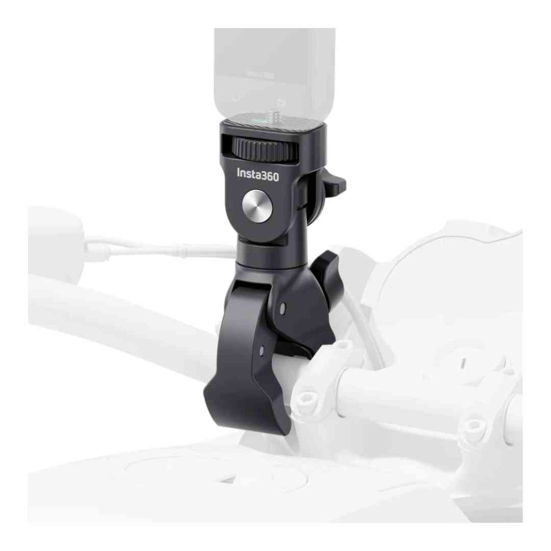 Insta360 Heavy Duty Clamp montiran na upravljač motocikla.
