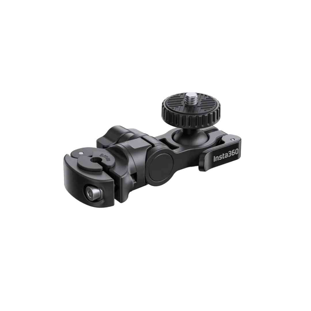 Prikaz izbliza nosača kamere Insta360, dizajniranog za montažu na cijevne dijelove, s metalnim kućištem i vijčanim prihvatom za kameru.