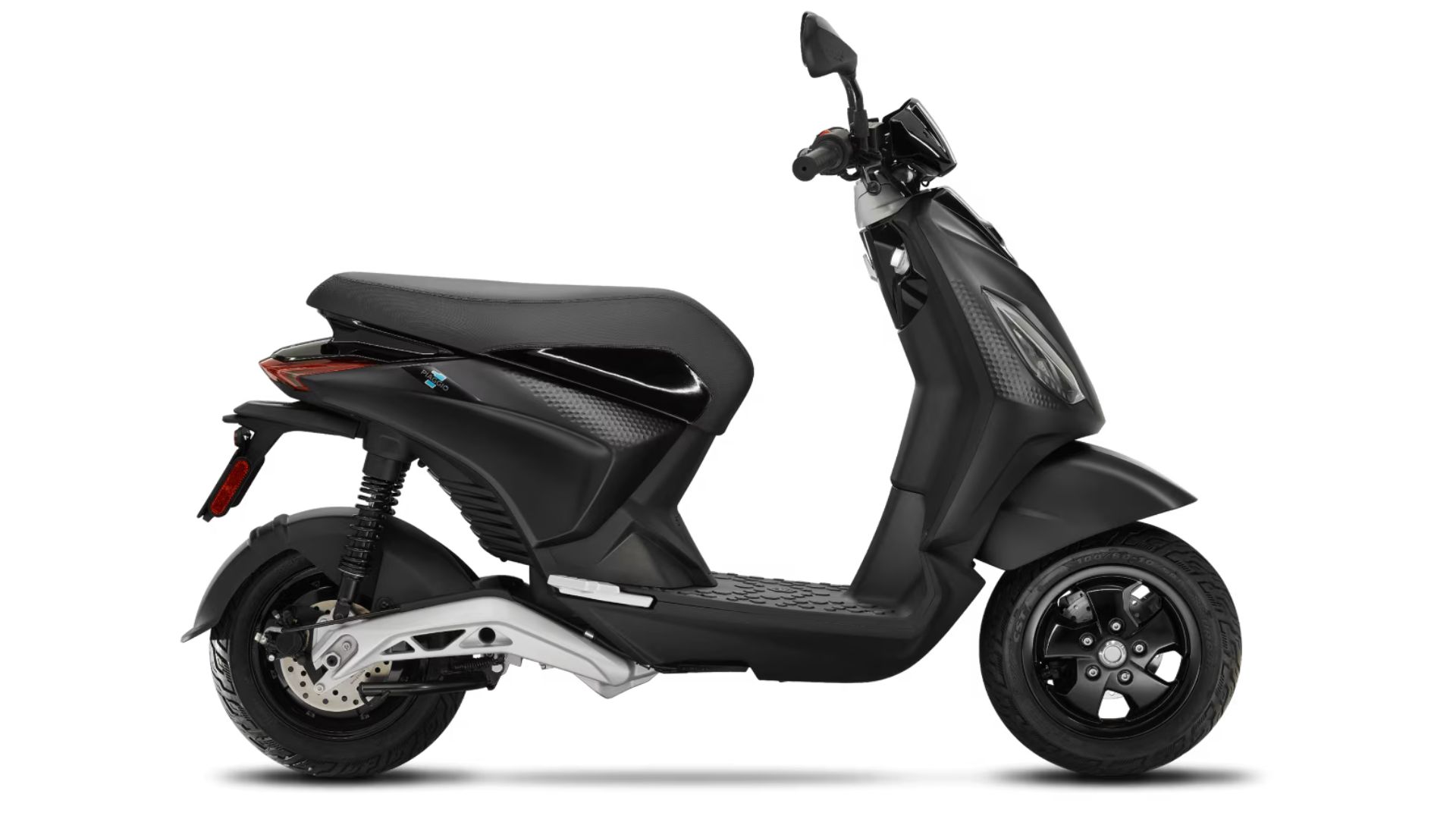 Električni skuter Piaggio 1 v mat črni barvi, prikazan v bočnem profilu na belem ozadju.
