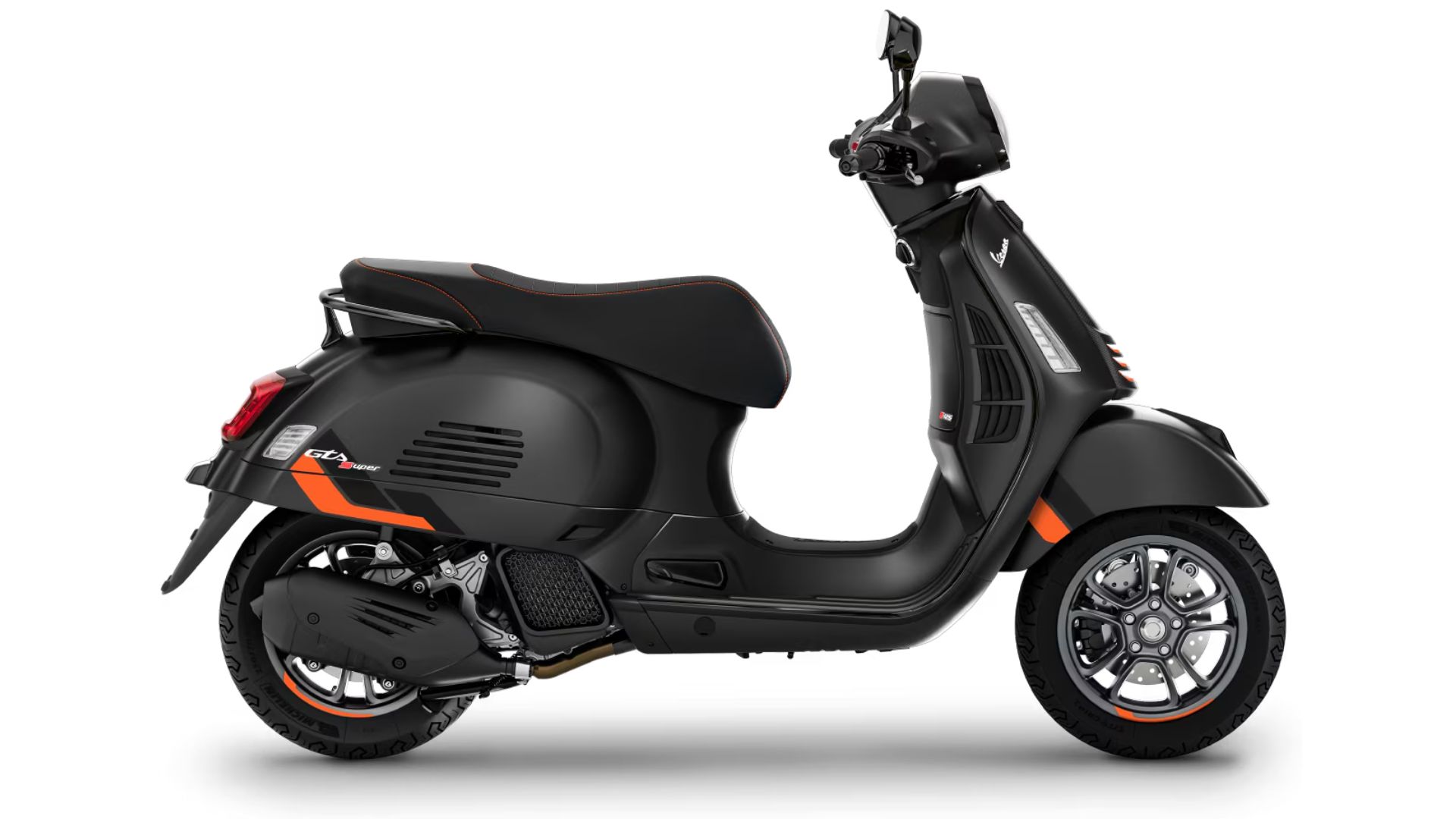 Sprednji pogled na Vespa GTS SuperSport 125 z dinamičnim dizajnom in visokokakovostnimi komponentami.