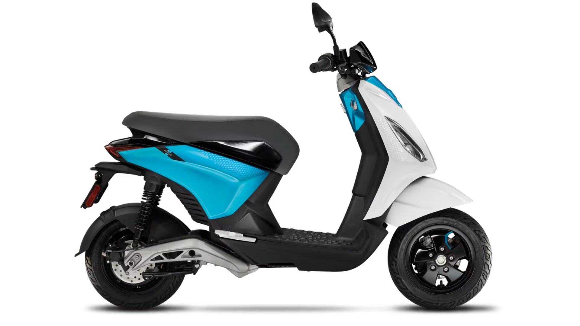 Električni skuter Piaggio 1 v stranskem profilu; kombinacija bele in svetlo modre karoserije s črnimi detajli, prikazan na belem ozadju.
