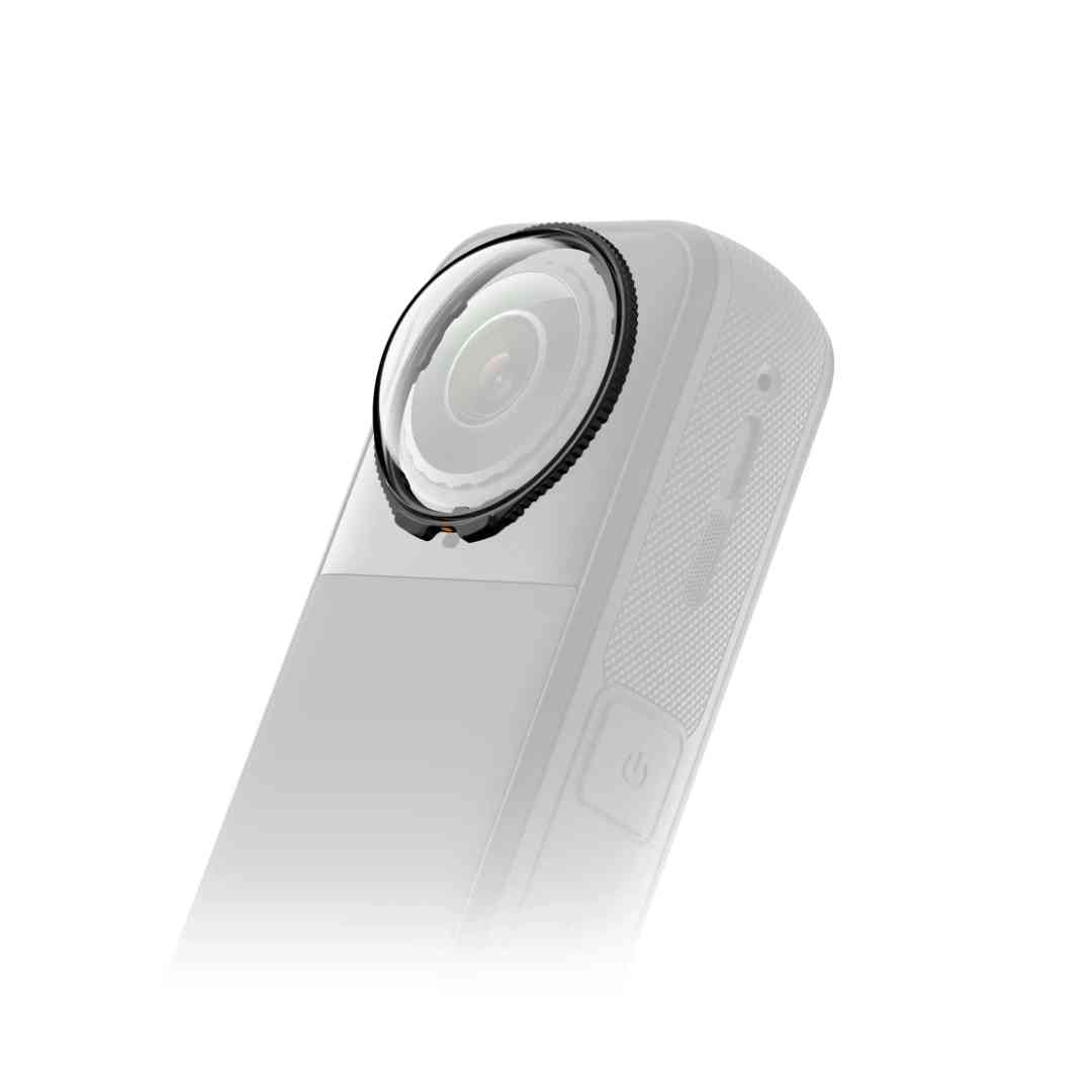 Kupolasto zaštitno staklo postavljeno na objektiv kamere Insta360 za dodatnu zaštitu od oštećenja.
