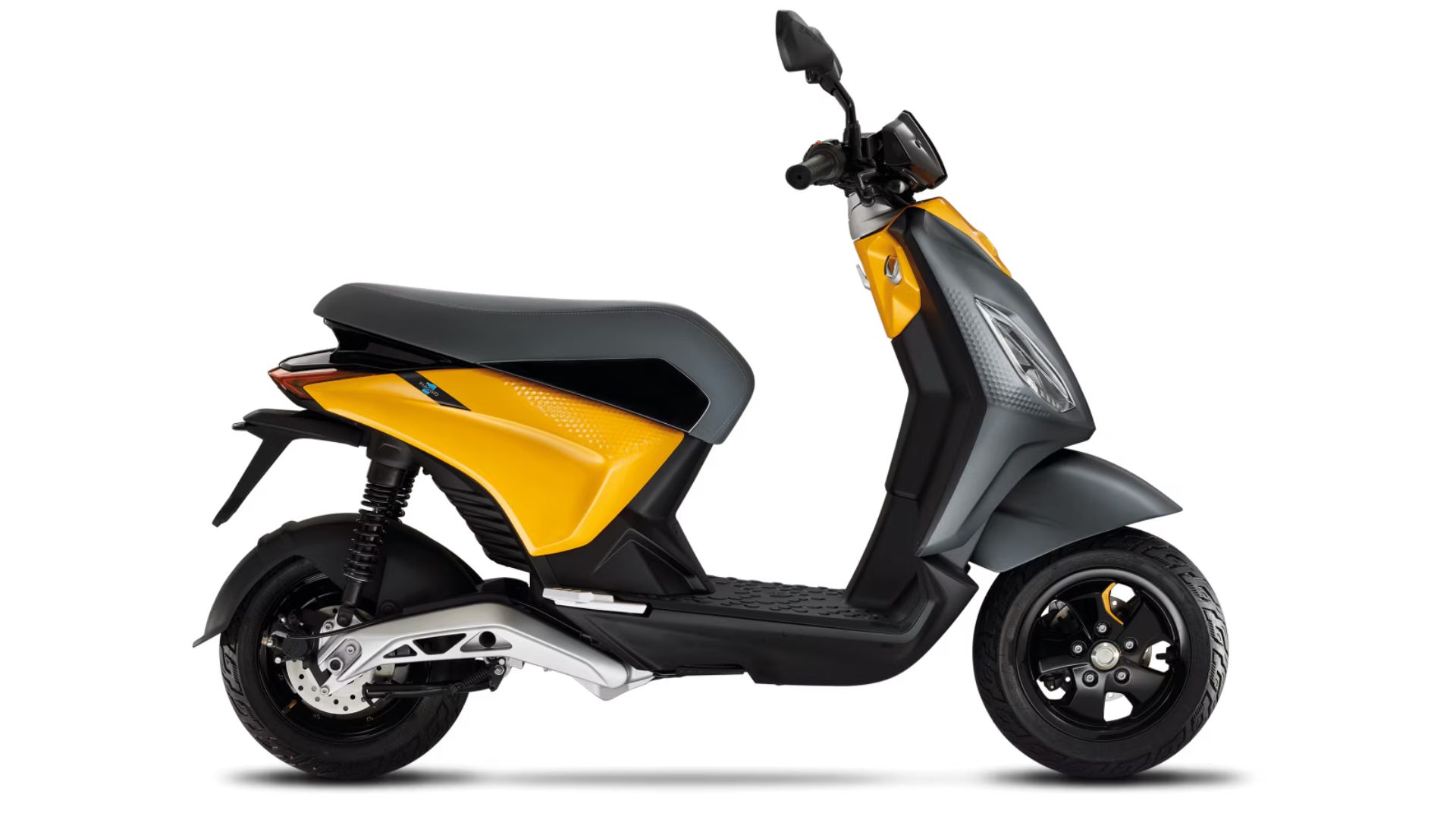Električni skuter Piaggio 1 v rumeno–antracitni kombinaciji, prikazan v levem bočnem profilu na belem ozadju.