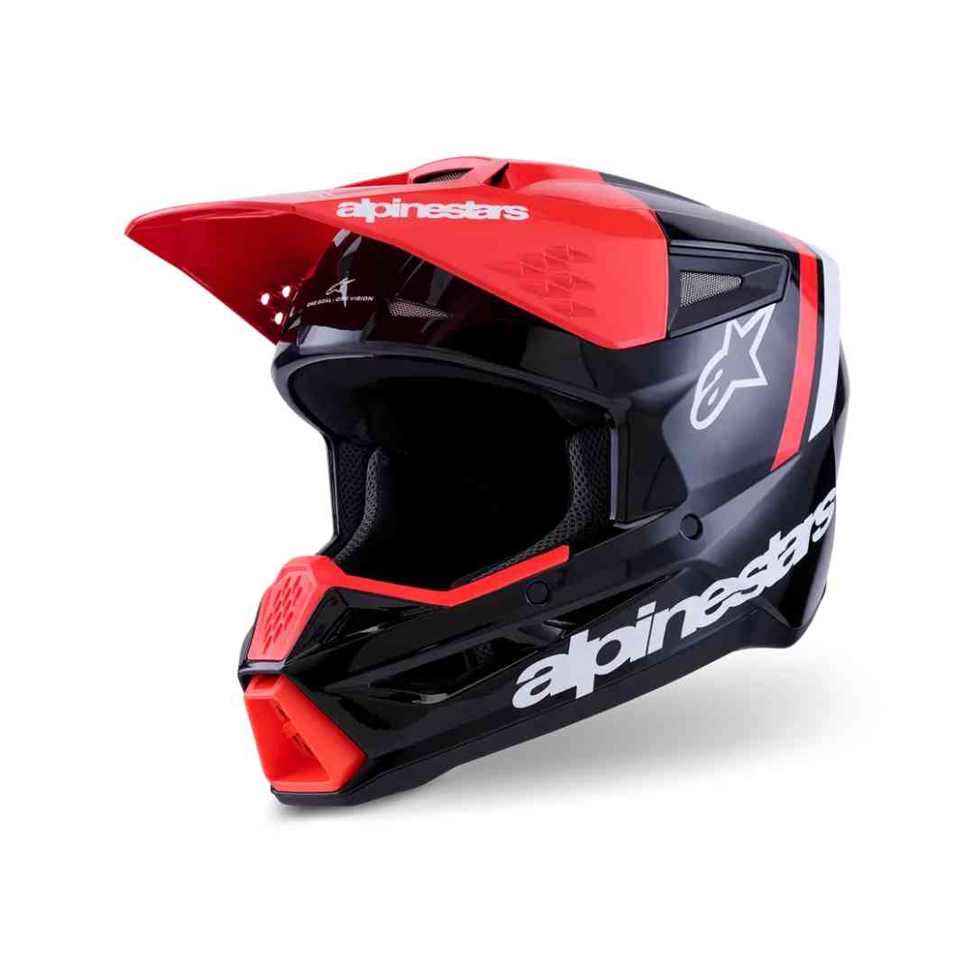 Čelada Alpinestars črno-rdeča barve z vizirjem, pogled od spredaj.