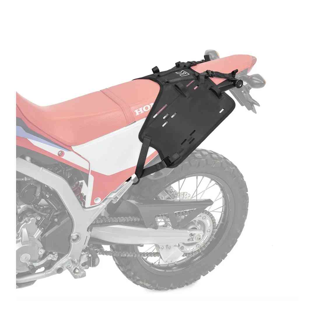 Kriega OS-Base nosač, postavljen na stražnji dio motocikla Honda CRF.