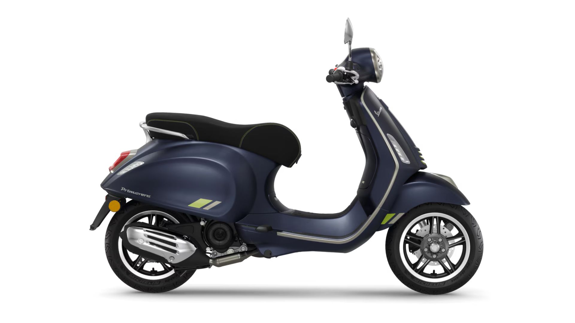 Temno modra Vespa Primavera v levem profilu na belem ozadju, črn sedež, kromirana ogledala in rumeno-sivi okrasni črti na boku.