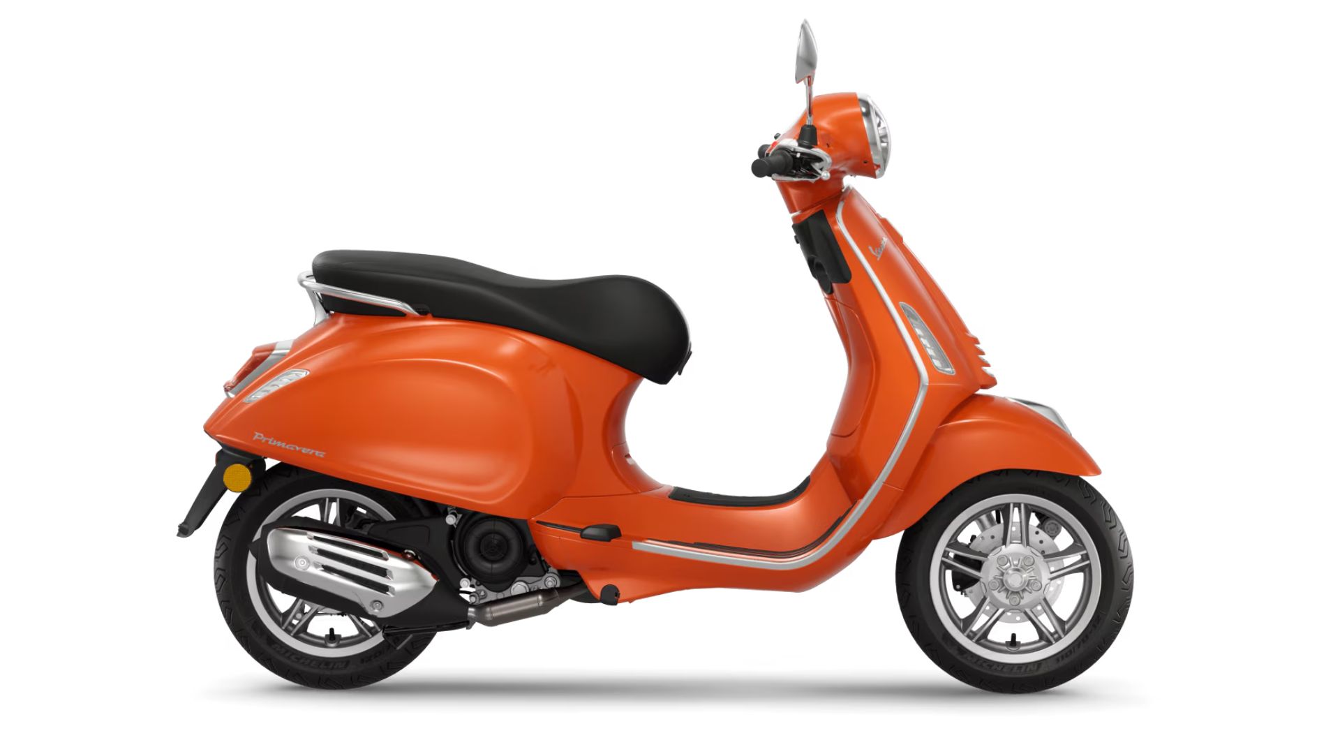 Oranžen retro mestni skuter s črnim sedežem, okroglim žarometom in kromiranimi ogledali, v levem profilu na belem ozadju.