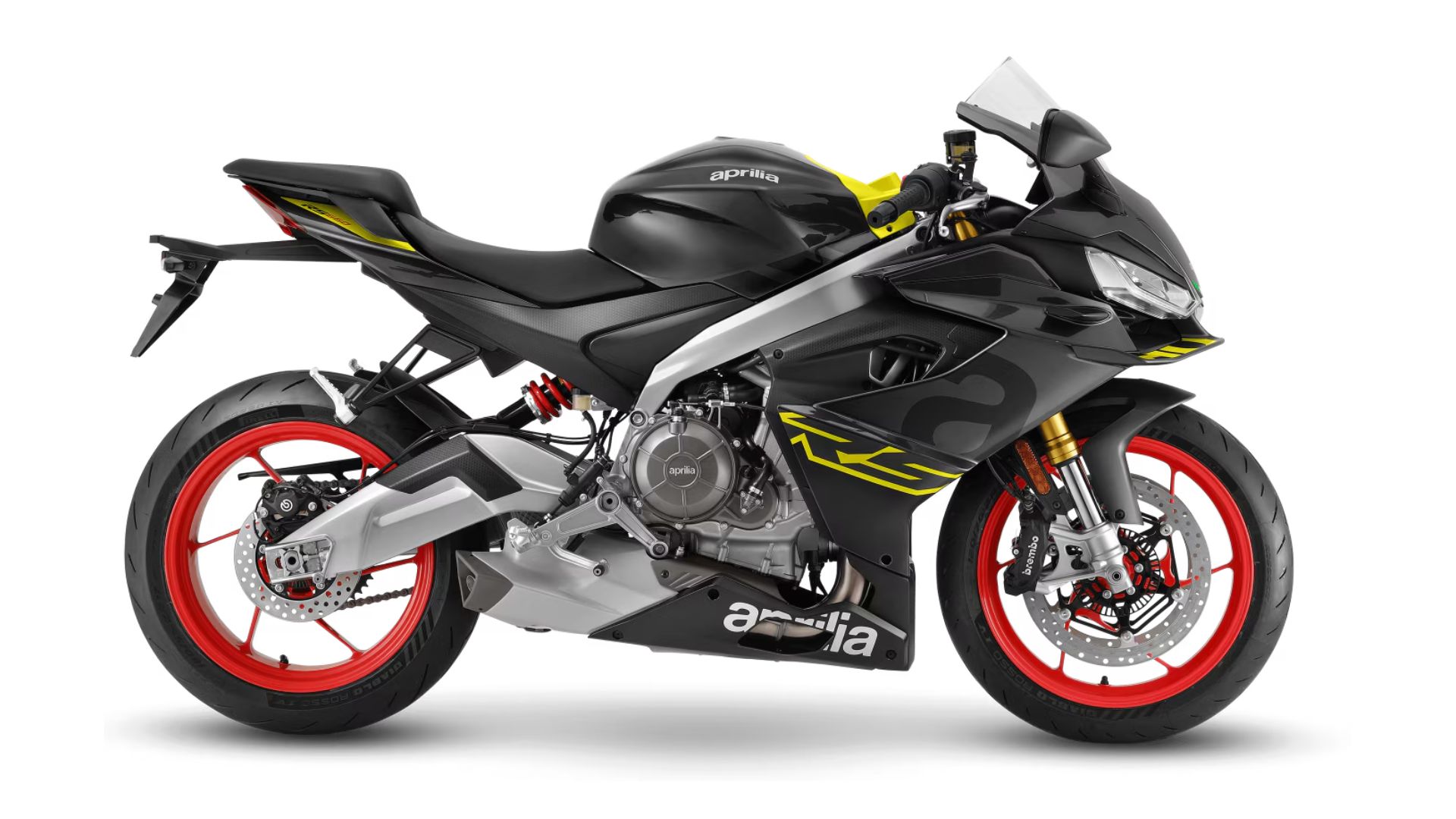 Stranski profil motocikla Aprilia RS 125 v črni barvi z rumenimi in rdečimi poudarki, rdečimi platišči, zavorami Brembo in zračno hlajenim motorjem, na belem ozadju.