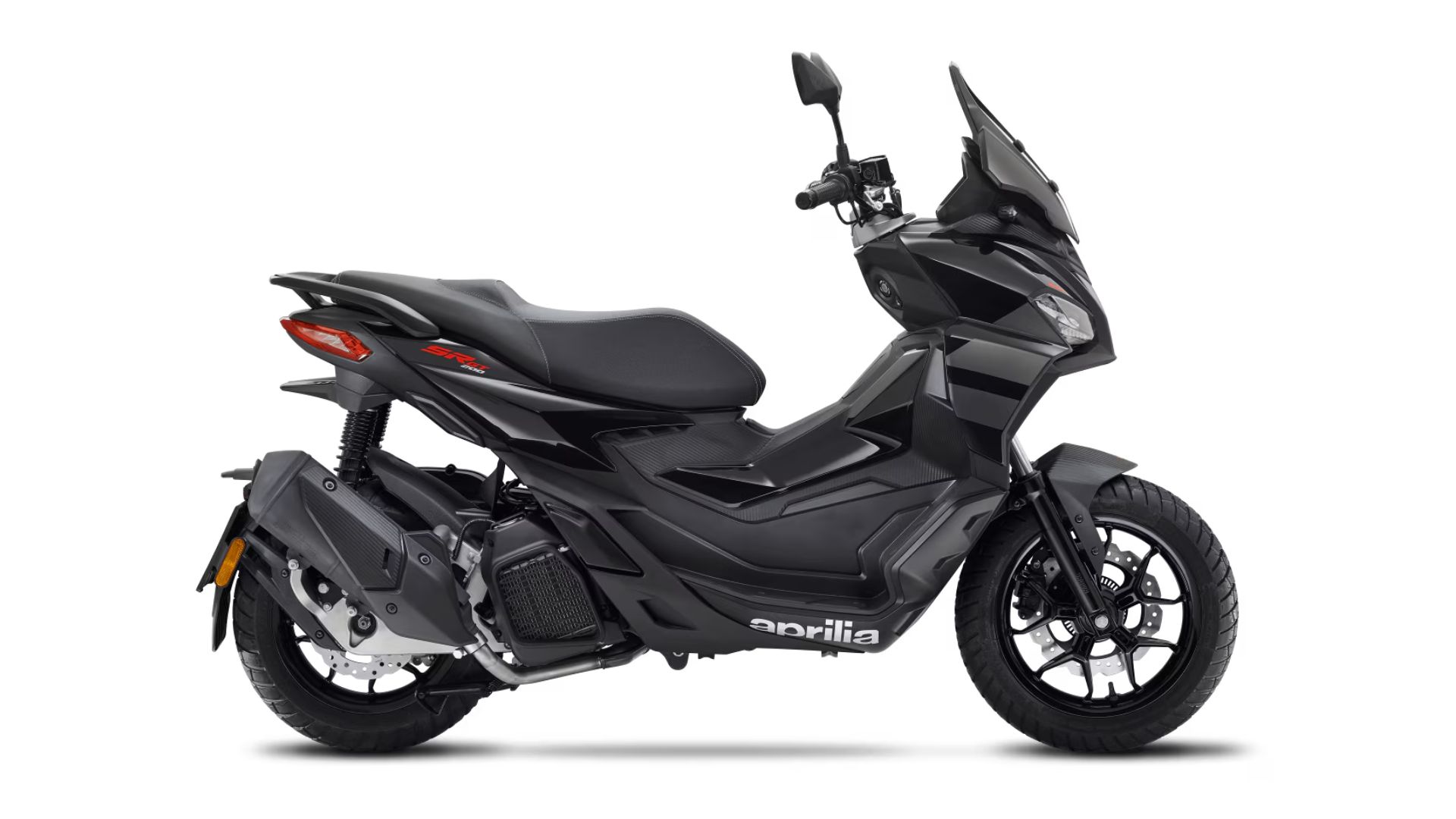 Stranski profil Aprilia SR GT v črni barvi z visokim temnim vetrobranom in črnimi platišči, na belem ozadju.