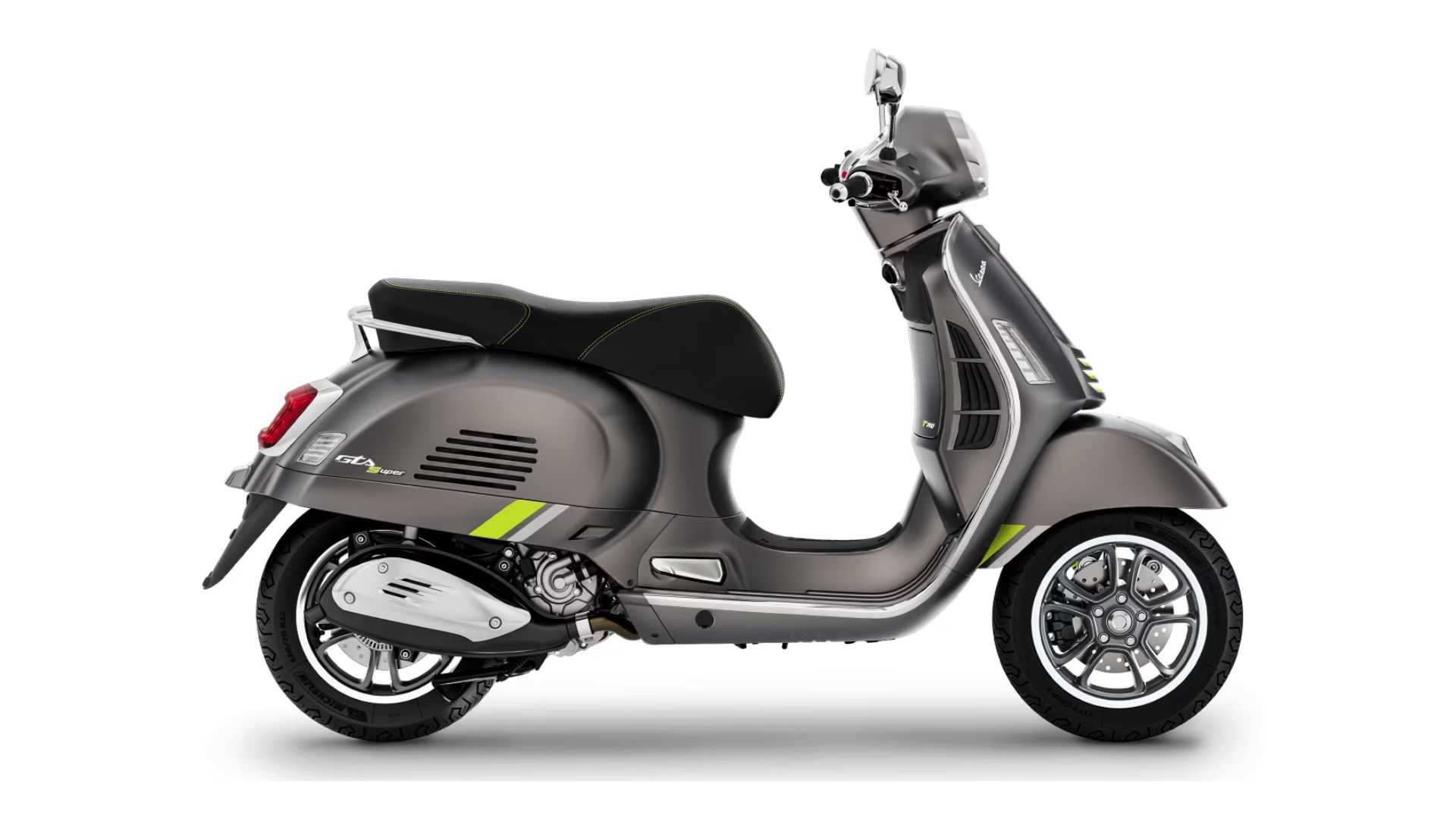 Temno siv skuter Vespa v levem bočnem profilu, obrnjen v desno; črn sedež z zelenim šivom, lita platišča, sprednji kolutni zavorni disk in limetno zeleni poudarki; belo ozadje.
