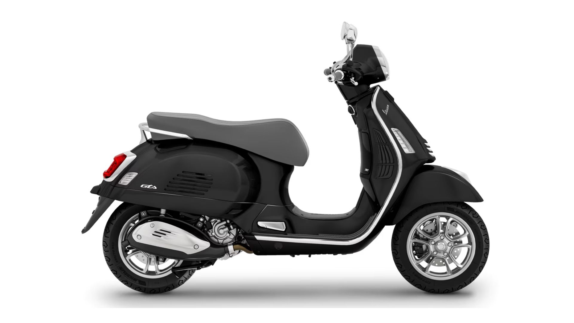 Stranski profil skuterja Vespa GTS v črni barvi s sivim sedežem, kromiranimi poudarki in litimi platišči, na belem ozadju.