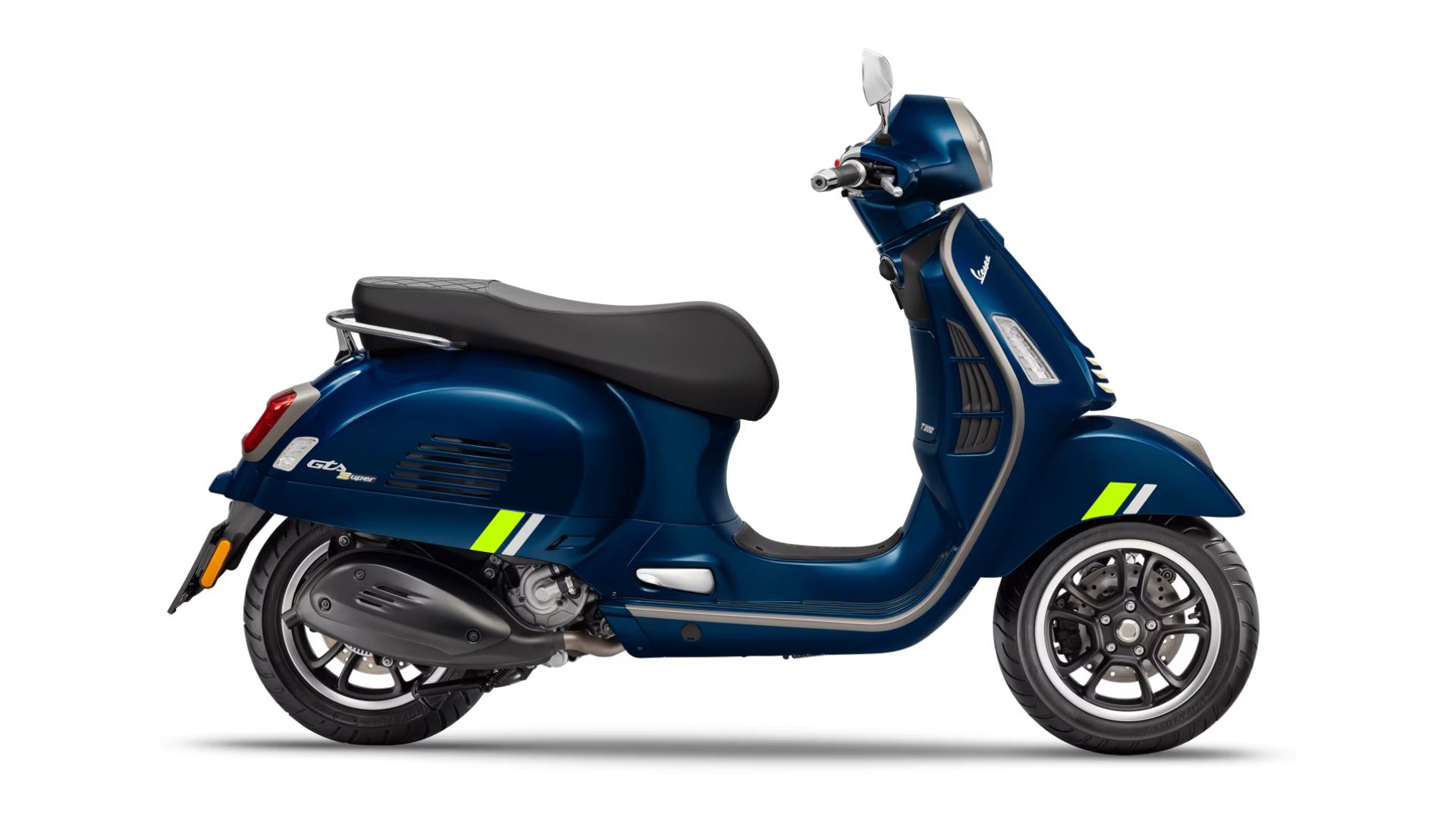 Stranski profil skuterja Vespa GTS Super v temno modri barvi z neonsko rumenimi in belimi črtami, črnim sedežem ter litimi platišči, na belem ozadju.