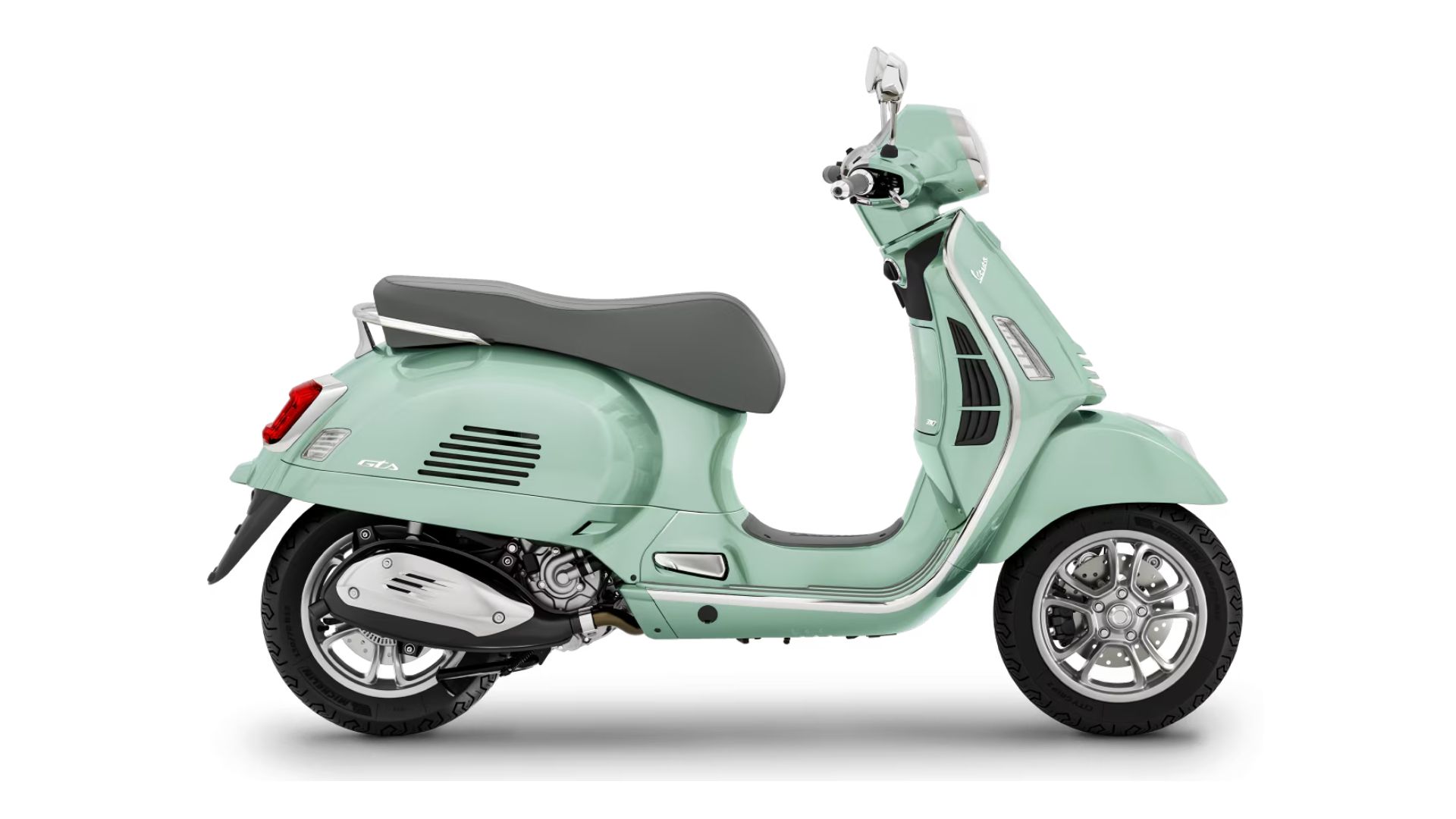 Stranski profil skuterja Vespa GTS v svetlo mint zeleni (pastelni) barvi, s sivim sedežem in litimi platišči, na belem ozadju.