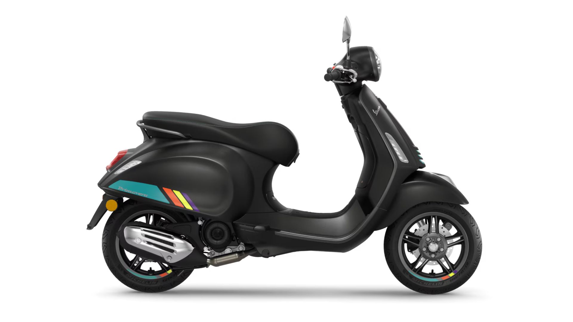 Stranski profil skuterja Vespa Primavera v mat črni barvi z barvnimi črtami na boku, turkiznimi poudarki na sprednjih režah in litimi platišči, na belem ozadju.