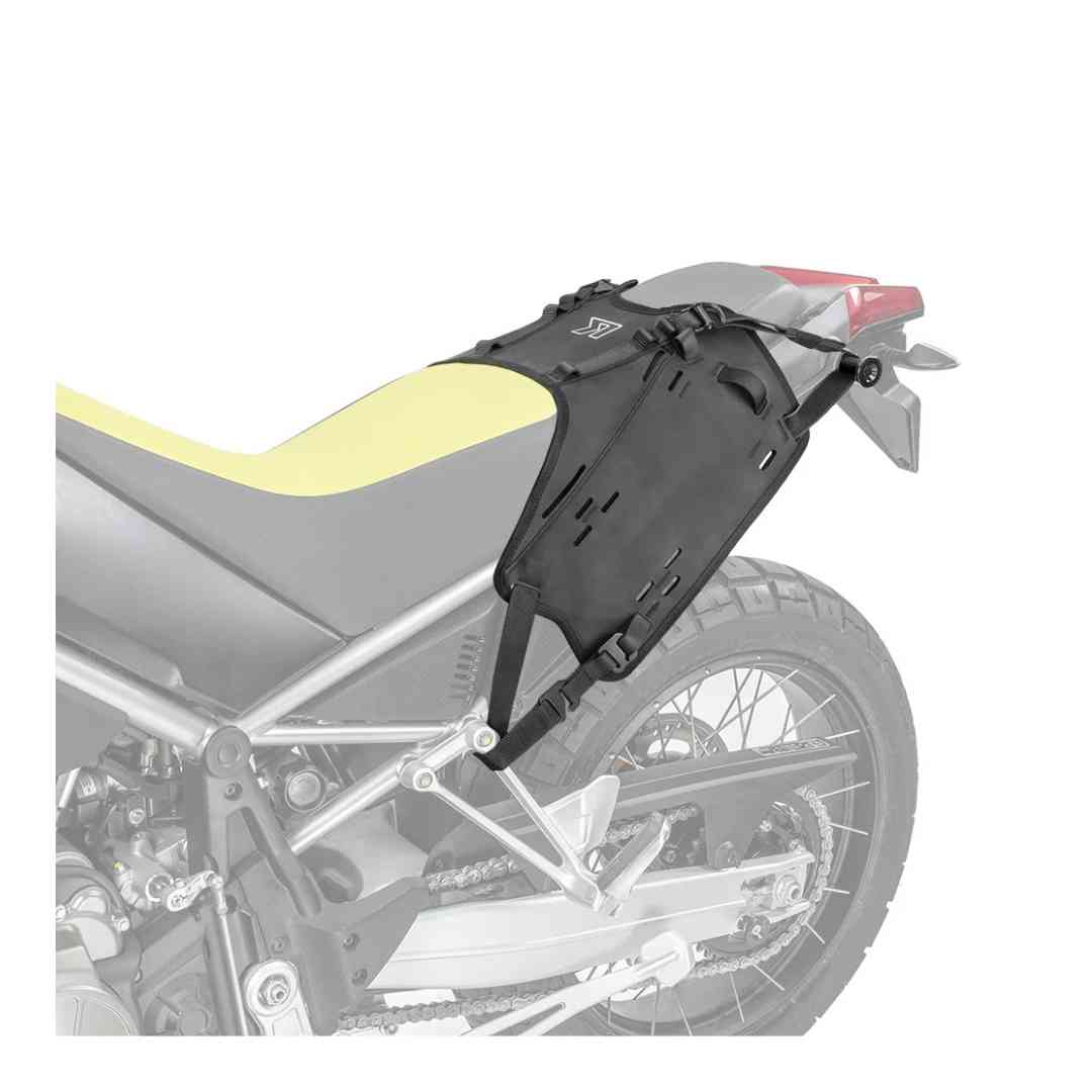 Kriega OS-Base univerzalni nosač, postavljen na sjedalo motocikla sa žutim detaljem.