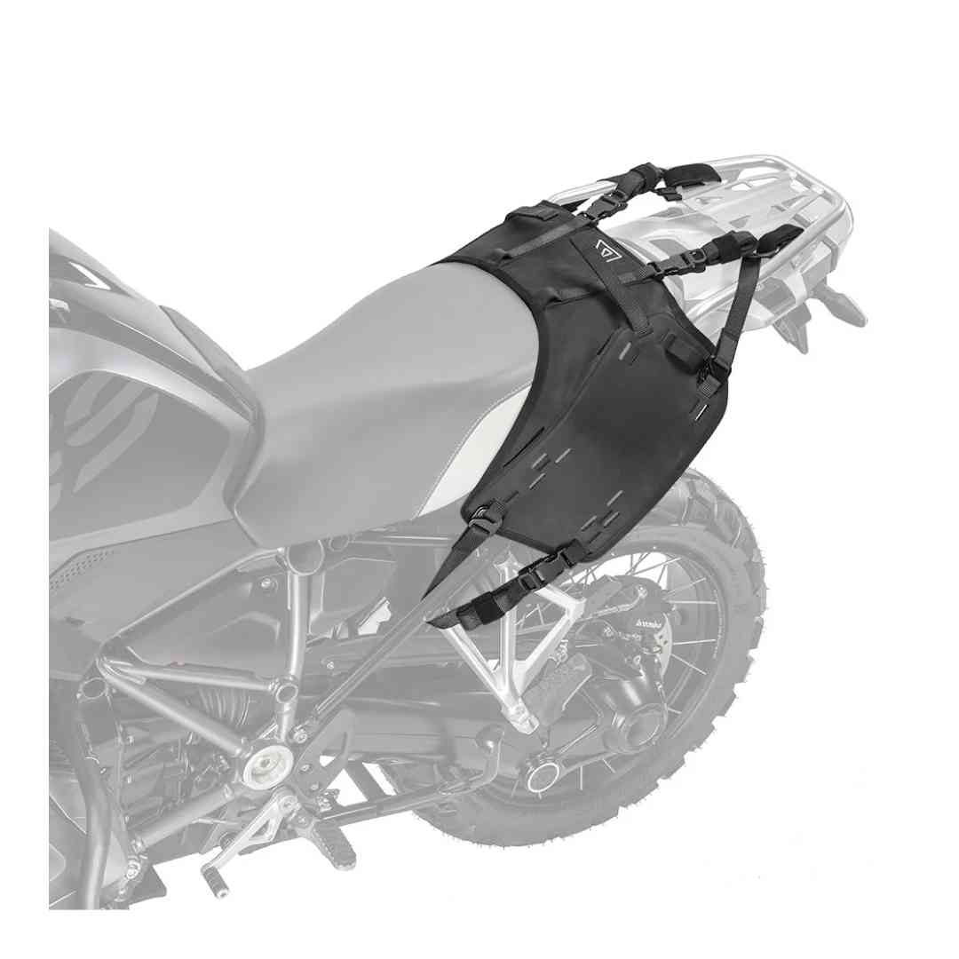 Nosač za meke motociklističke bočne torbe, postavljen na sjedalo i okvir motocikla.
