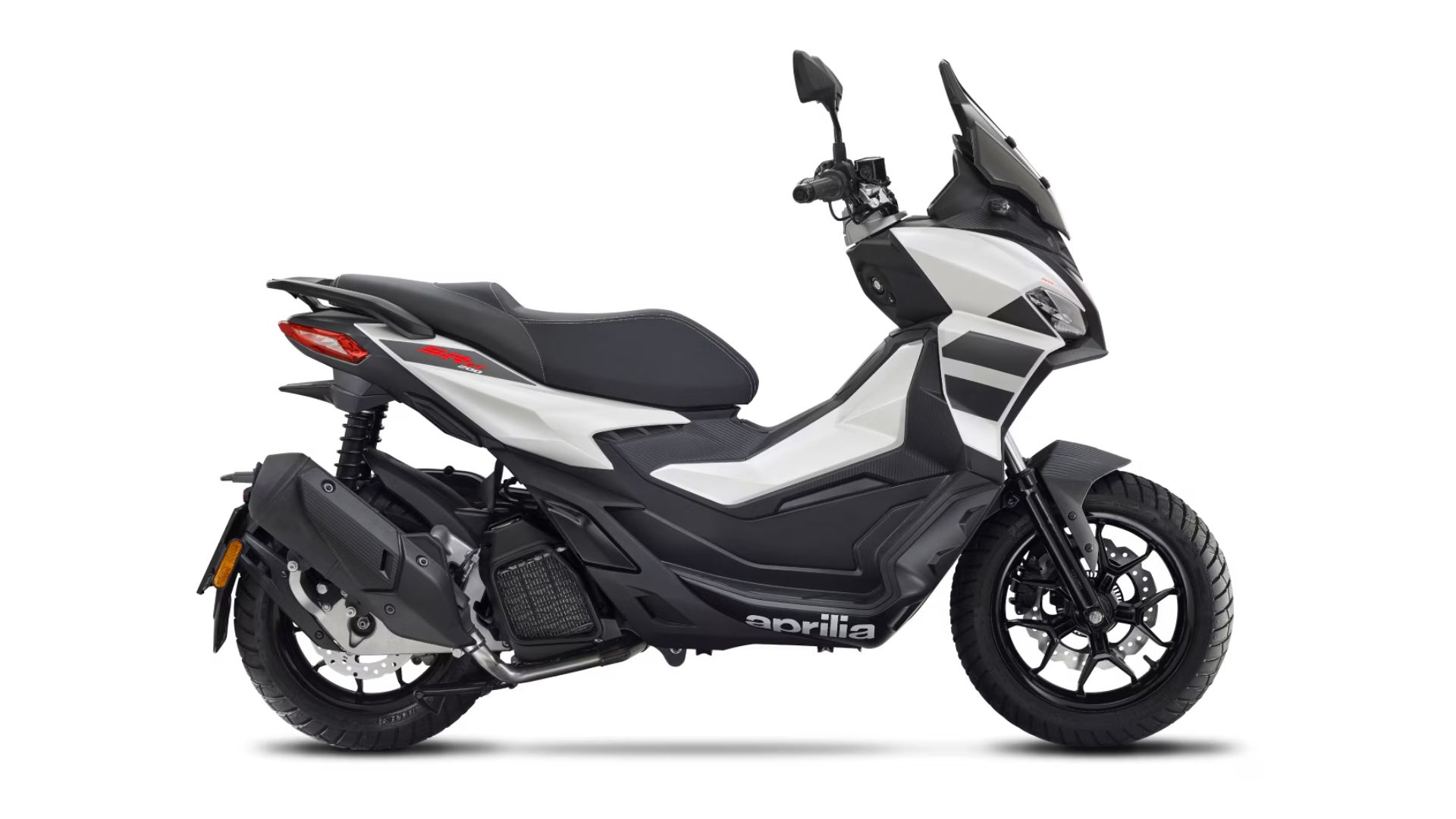 Stranski profil Aprilia SR GT v beli in črni, z visokim temnim vetrobranom in črnimi platišči, na belem ozadju.