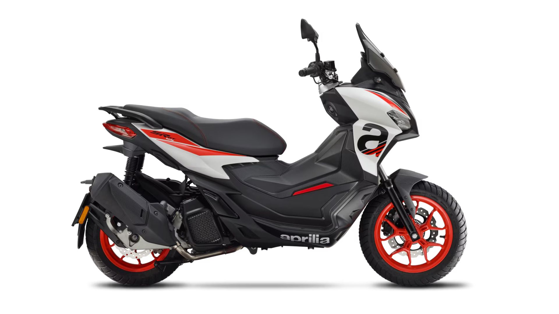 Stranski profil skuterja Aprilia SR GT v beli, črni in rdeči, z rdečimi platišči in visokim vetrobranom, na belem ozadju.