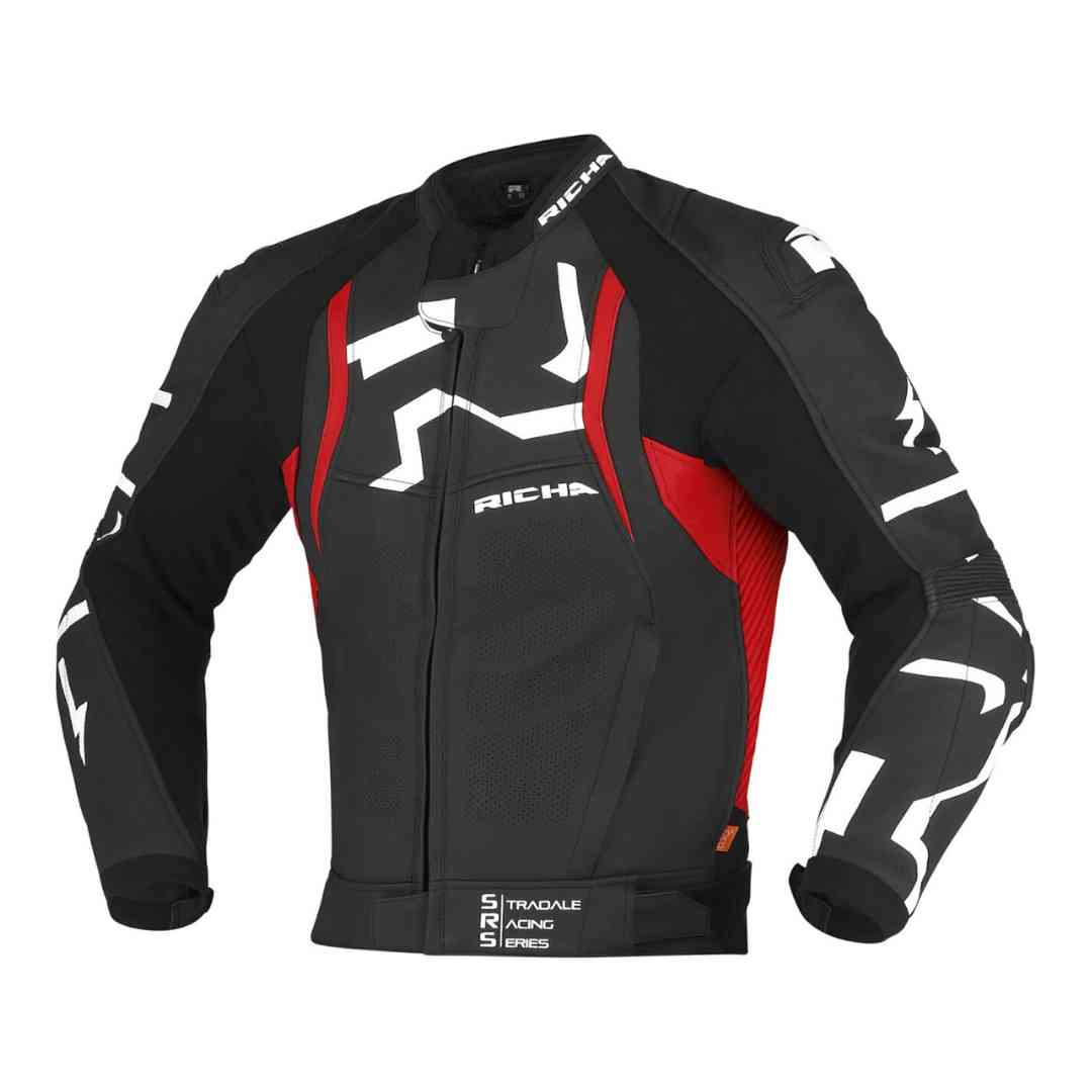 Prednji pogled na motociklističku jaknu Richa Stradale Racing Series u crno-crvenoj kombinaciji s bijelim logotipima i perforacijama za ventilaciju.