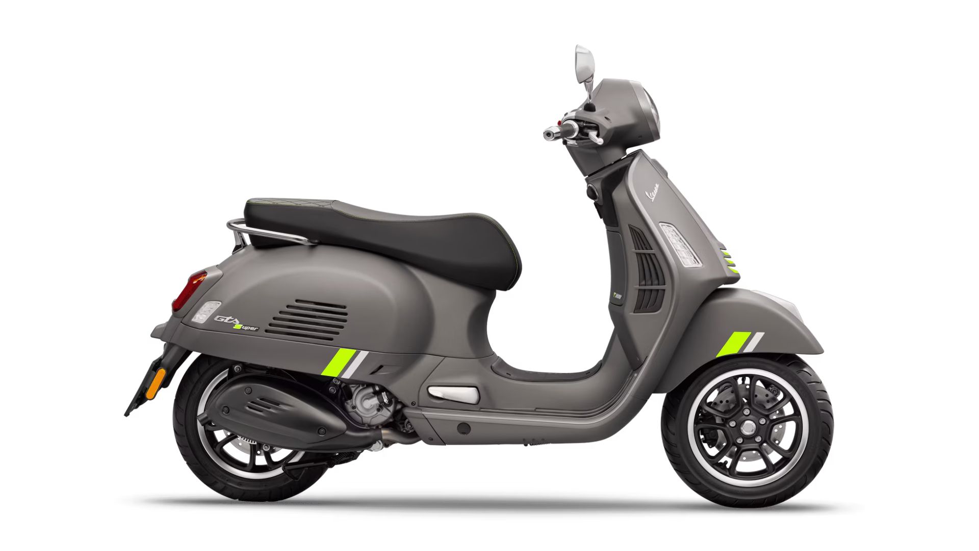 Stranski profil skuterja Vespa GTS Super v temno sivi barvi z neonsko rumenimi in belimi črtami, črnim sedežem ter litimi platišči, na belem ozadju.