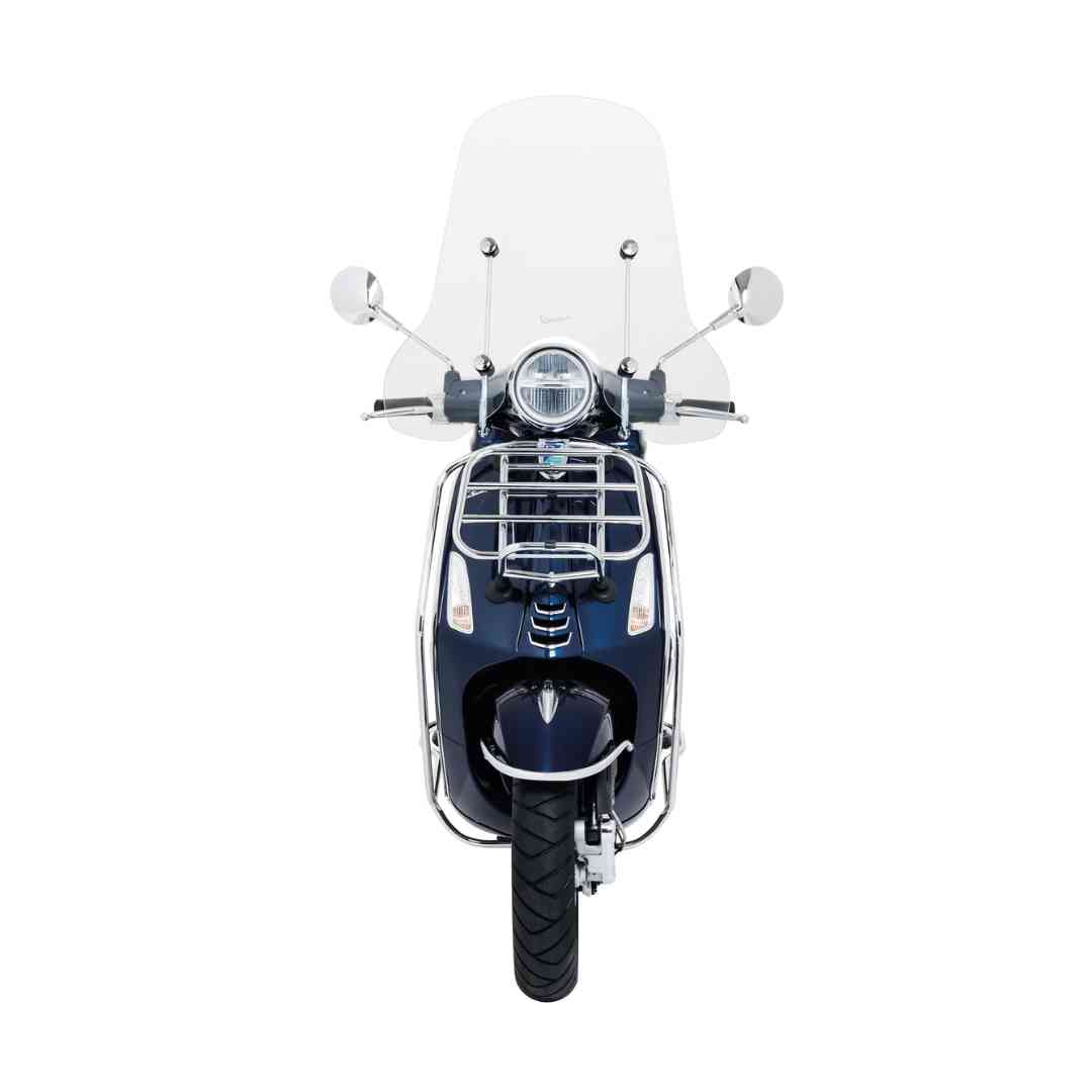 Prozorni vizir nameščen na Vespa Primavera – pogled od spredaj