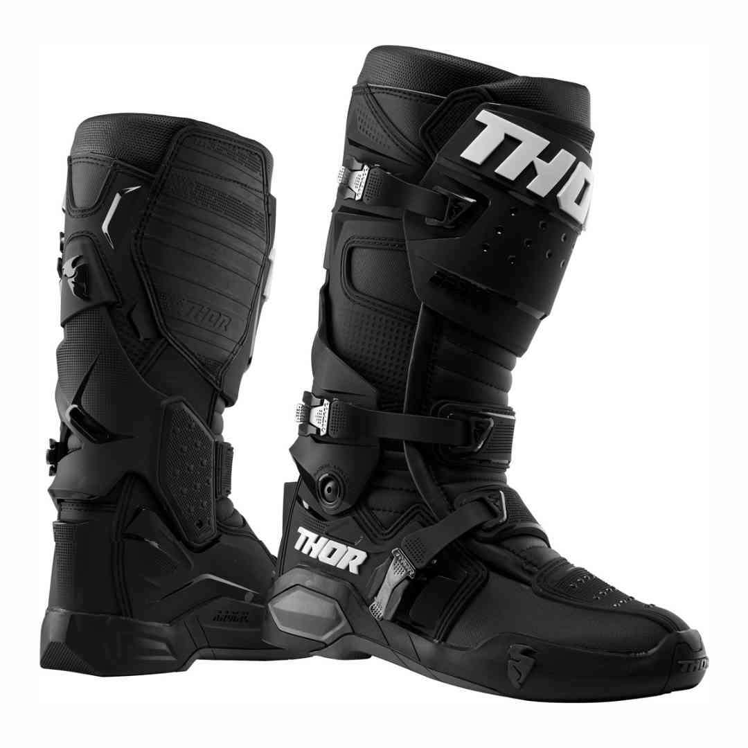 Crne motociklističke off-road čizme THOR, par u tročetvrtinskom pogledu s bijelim logotipom i kopčama.