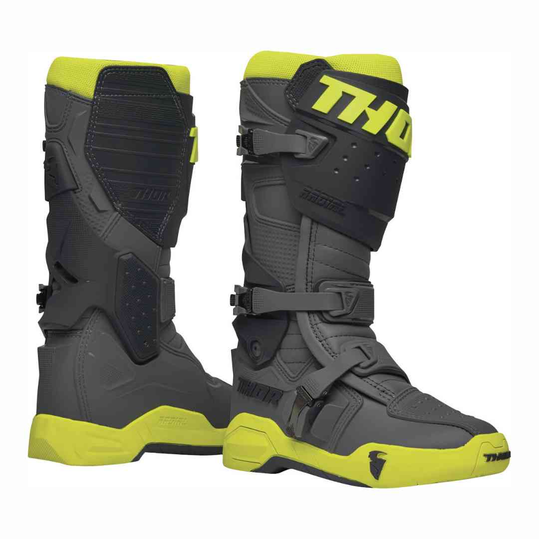 Motokros čizme Thor Radial crno-sivo-fluorescentno žute – pogled sprijeda i sa strane, trostruki sustav kopči i ojačanje potkoljenice. Motokros čizme Thor Radial crno-sivo-fluorescentno žute – pogled sprijeda i sa strane, trostruki sustav kopči i ojačanje potkoljenice.