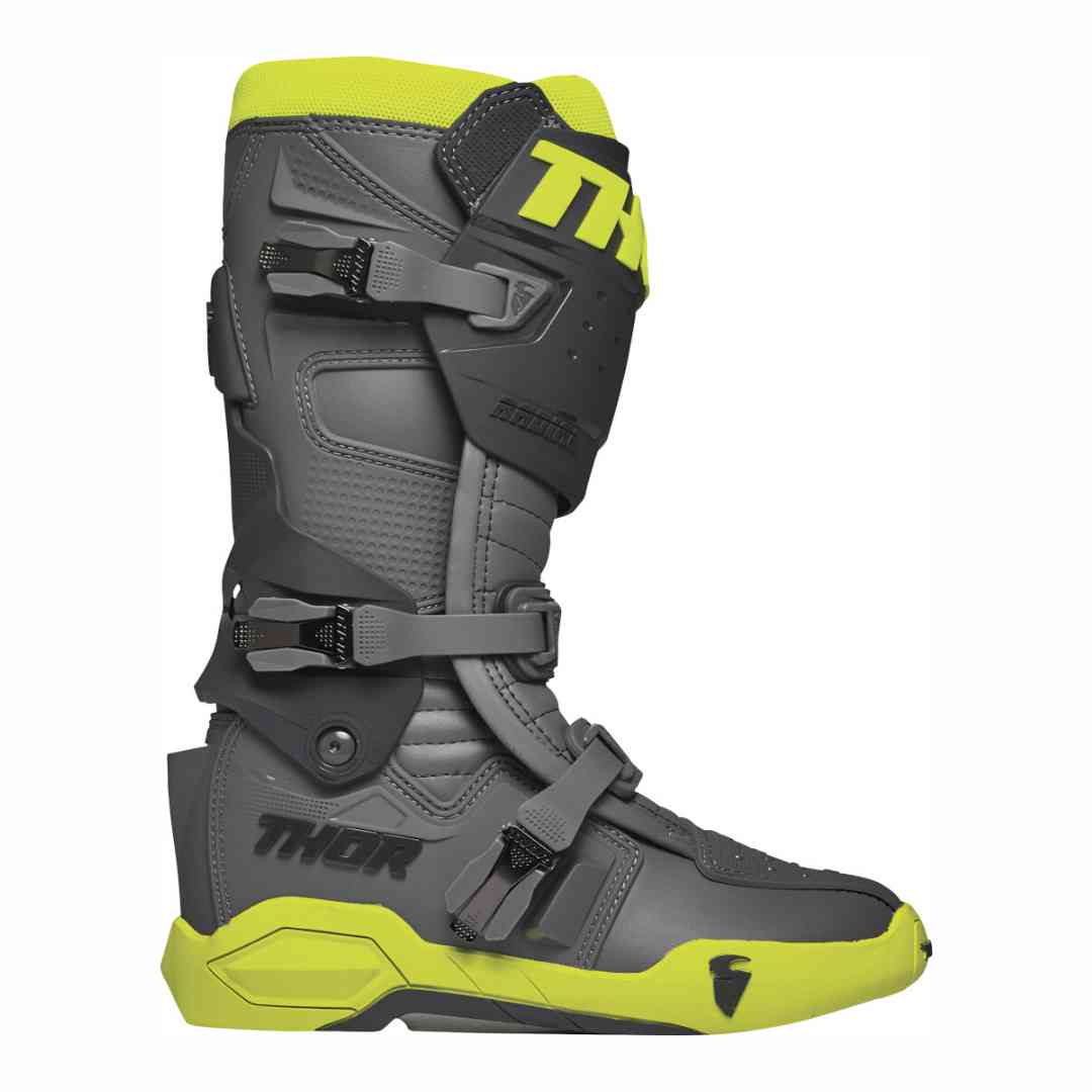 Thor Radial crno-siva motokros čizma sa žutim detaljima – bočni pogled s THOR logotipom i podesivim kopčama. Thor Radial crno-siva motokros čizma sa žutim detaljima – bočni pogled s THOR logotipom i podesivim kopčama.