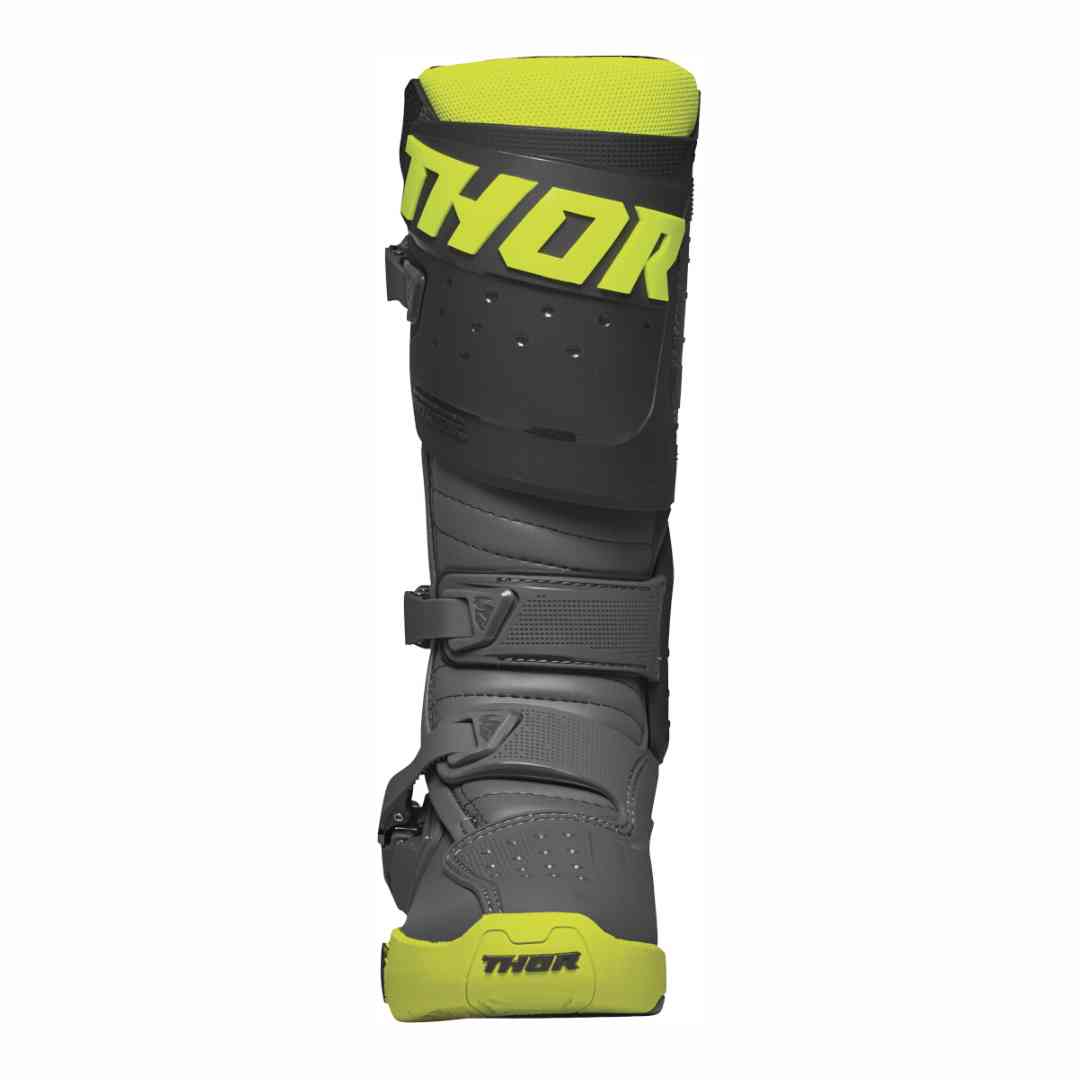 Motokros čizma Thor Radial crno-sivo-žuta – prednji pogled s tri kopče i zaštitnim oklopom s THOR logotipom. Motokros čizma Thor Radial crno-sivo-žuta – prednji pogled s tri kopče i zaštitnim oklopom s THOR logotipom.