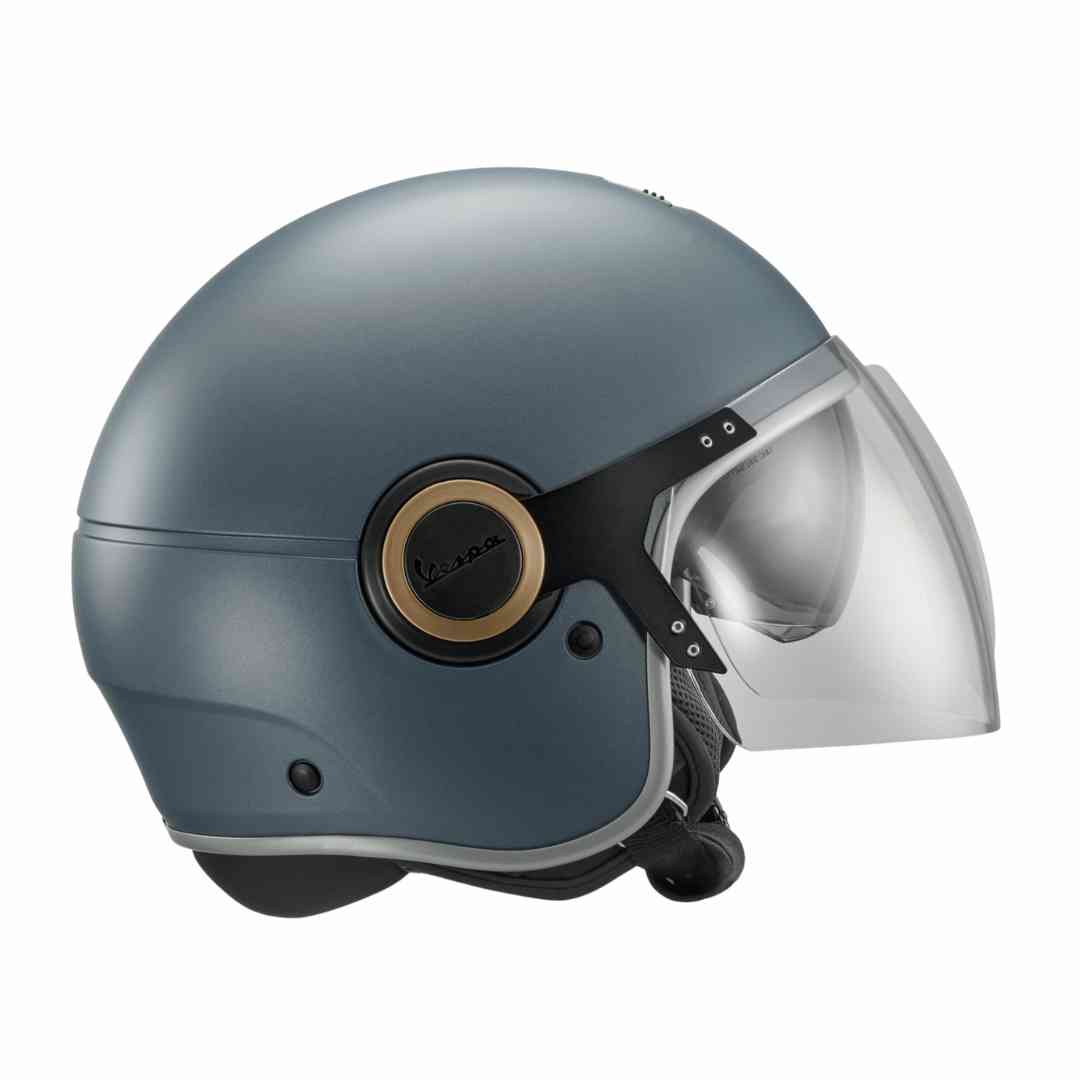 Pogled s boka – kaciga s integriranim sunčanim vizirom