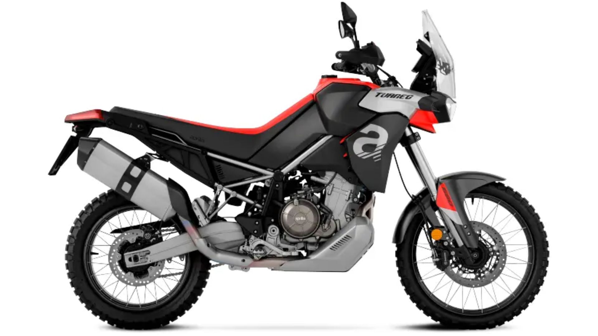 Bočni pogled na motocikel Aprilia Tuareg 660 v sivo-črni barvni kombinaciji z rdečimi poudarki, prikazan v profilu s terenskimi pnevmatikami, visokim blatnikom in vetrobranom za zaščito pri vožnji po brezpotjih.