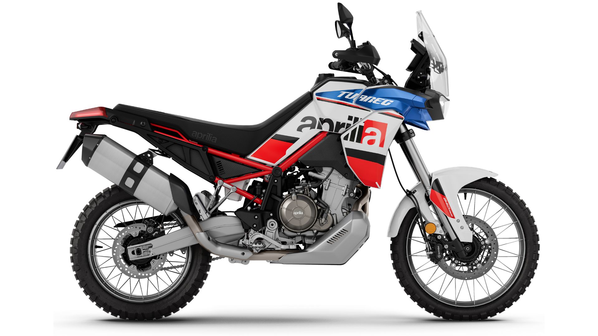 Bočni pogled na motocikel Aprilia Tuareg 660 Rally v rdeče-belo-modri barvni kombinaciji, z značilnim napisom »Aprilia« in rdečim cevnim okvirjem, namenjen za vožnjo po brezpotjih.